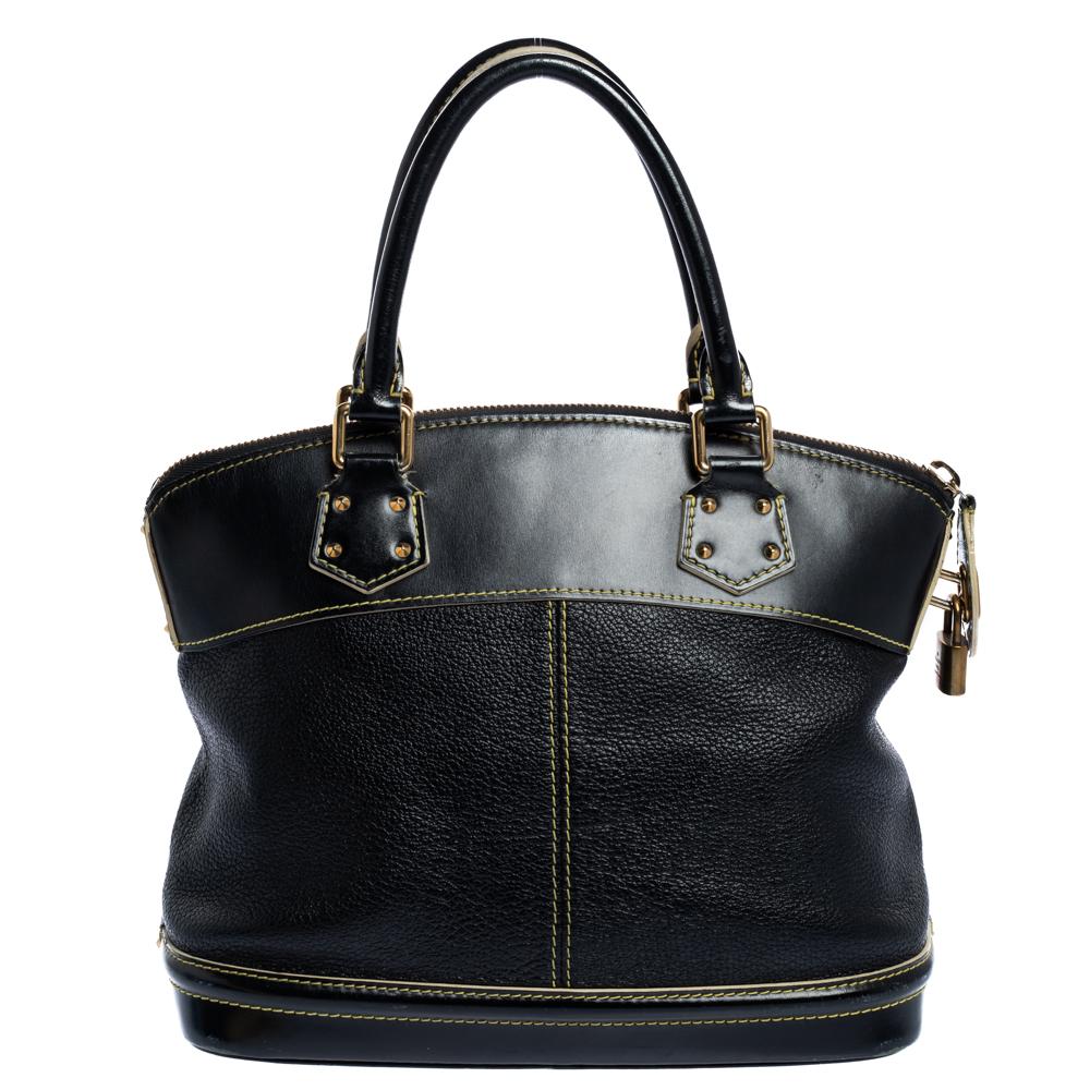 Diese Louis Vuitton Tasche in der kultigen Lock-It-Form schafft das richtige Gleichgewicht zwischen Stil und Funktionalität. Sie ist aus schwarzem Suhali-Leder mit kontrastierenden Nähten:: zwei gerollten Henkeln:: goldenen Akzenten:: dekorativem