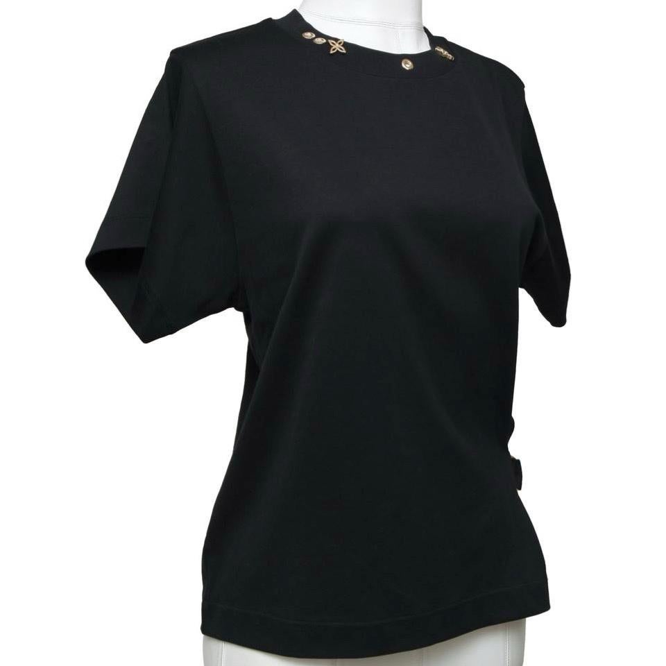 GUARANTEED AUTHENTIC LOUIS VUITTON BLACK SIDE STRAP T-SHIRT

SOLD OUT

Design:
- Black soft cotton top with an adjustable side strap.
- Crew neck with gold monogram flower around neckline.

Size: XS

Material: 100% Cotton

Measurements (Approximate