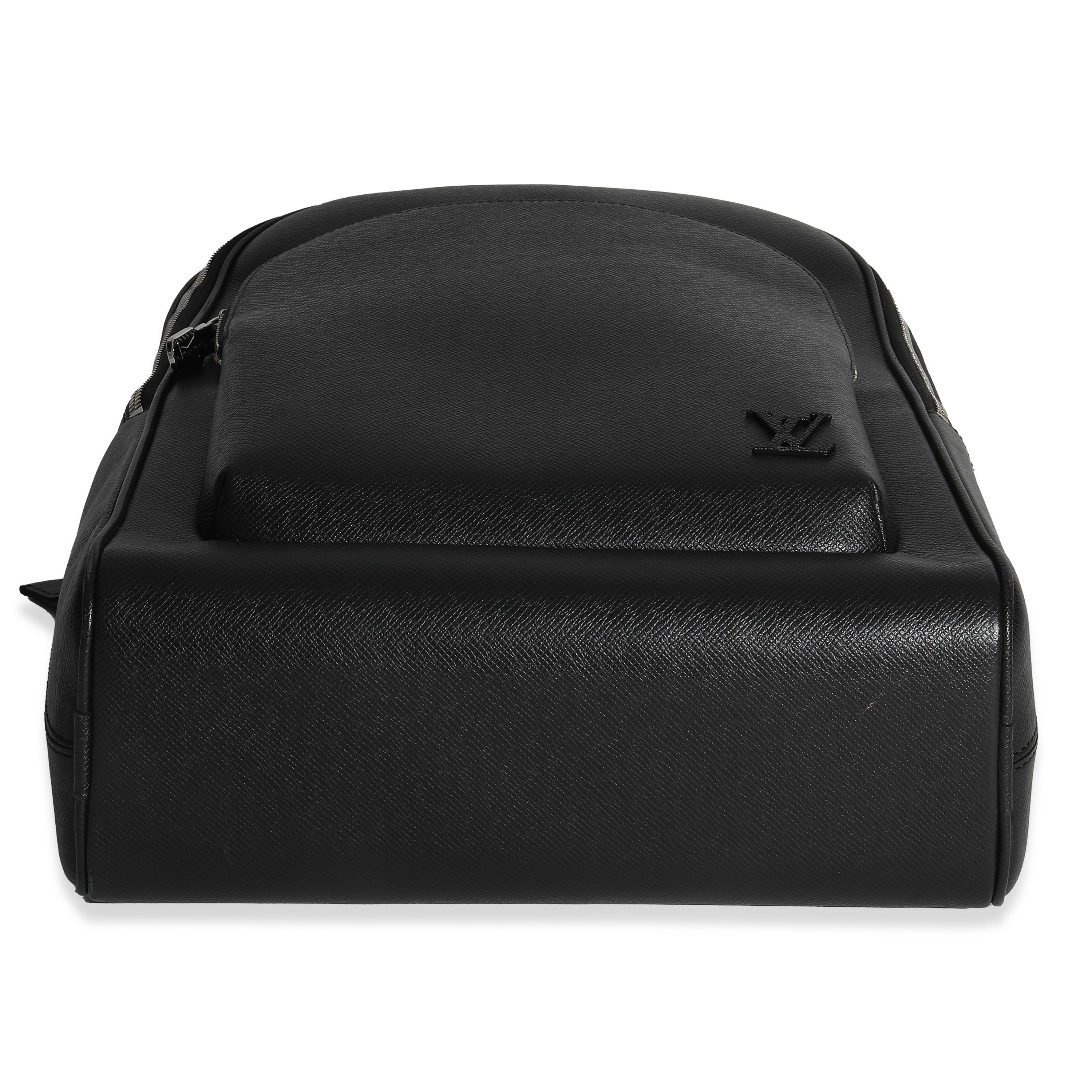 Louis Vuitton Black Taiga Avenue Backpack en vente 1