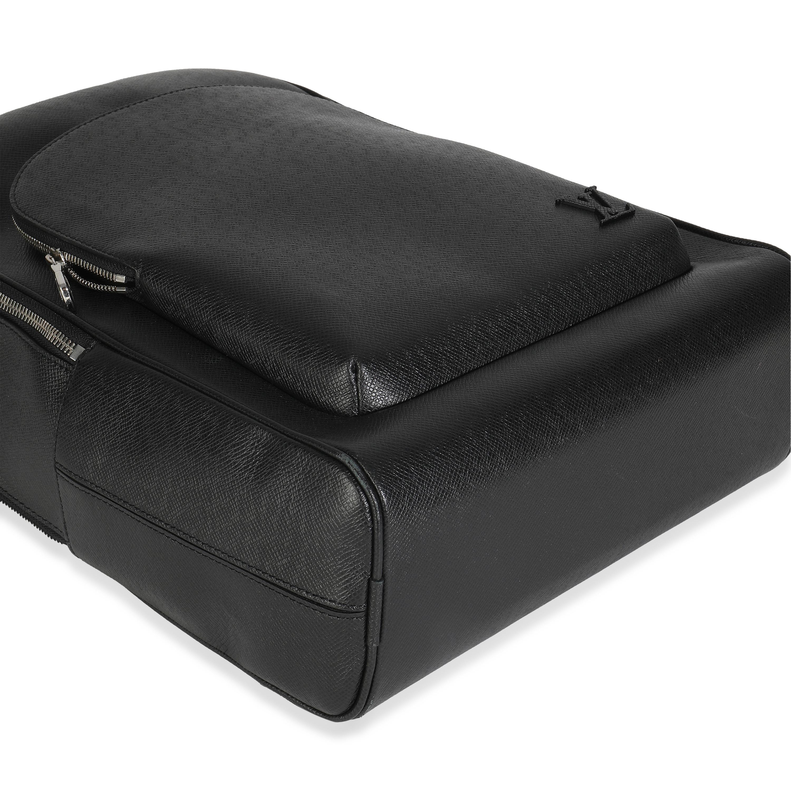 Louis Vuitton Black Taiga Avenue Backpack en vente 2