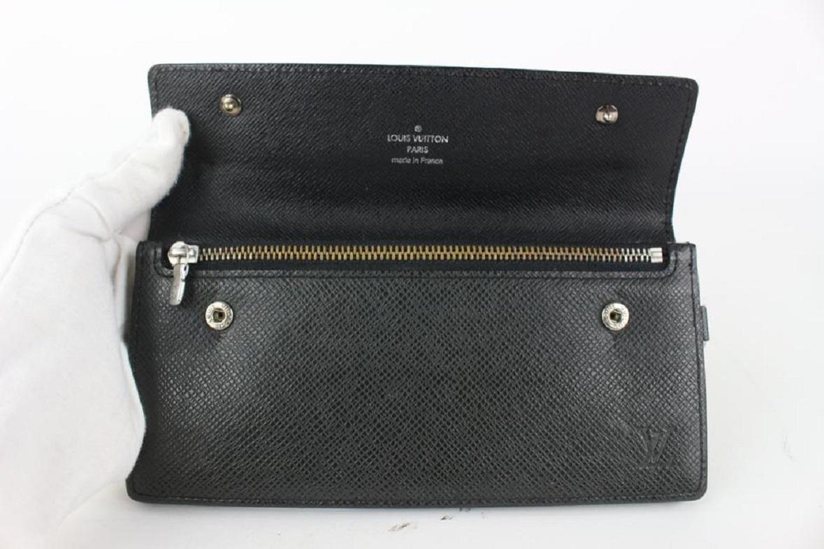 Louis Vuitton Black Taiga Leather Accordion Long Wallet 92lv75 In Good Condition In Dix hills, NY