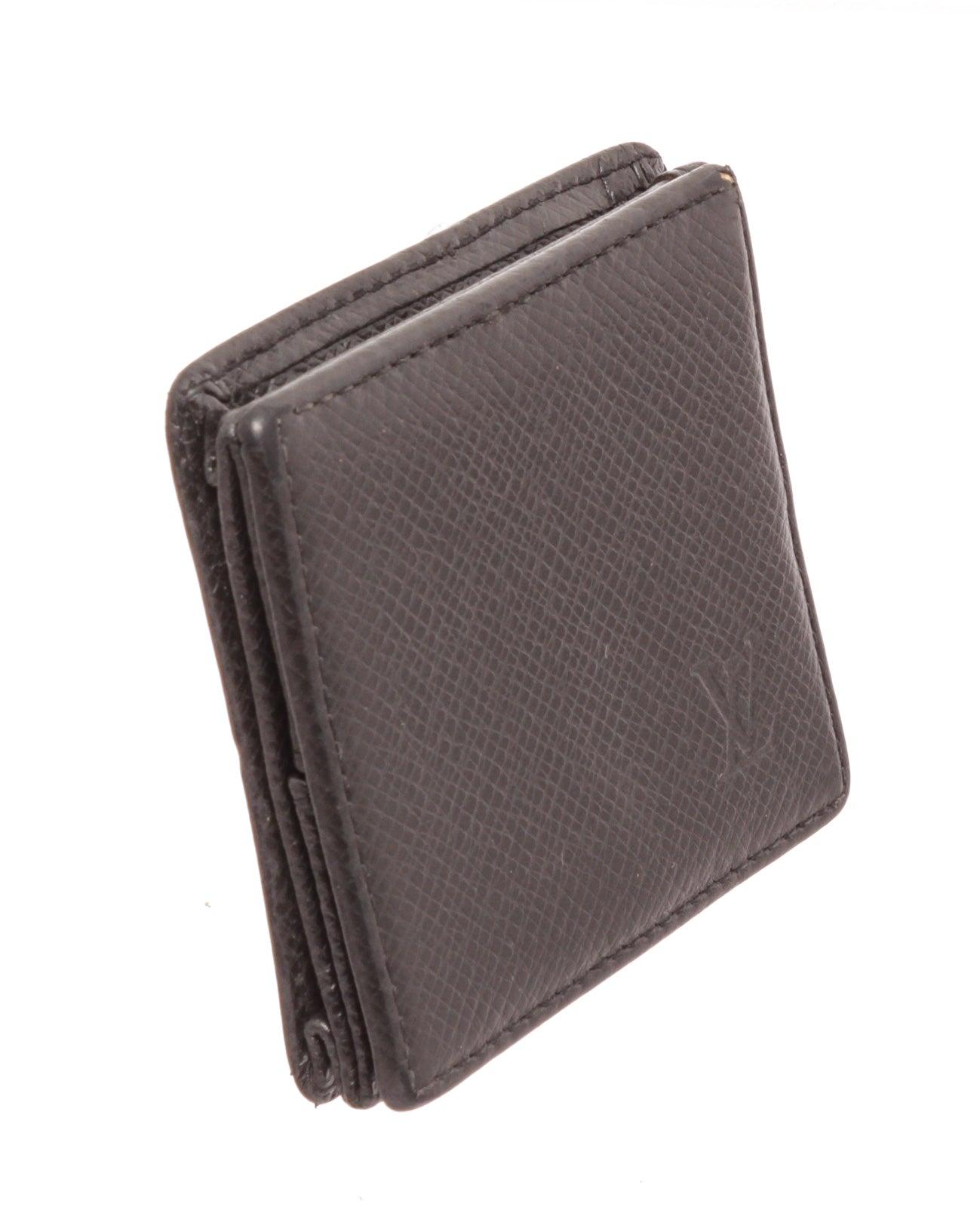 Louis Vuitton Black Taiga Leather Boite Coin Case Wallet with silver-tone hardware, tonal taiga lining, one open coin compartment and overall snap button closure.
28902MSC