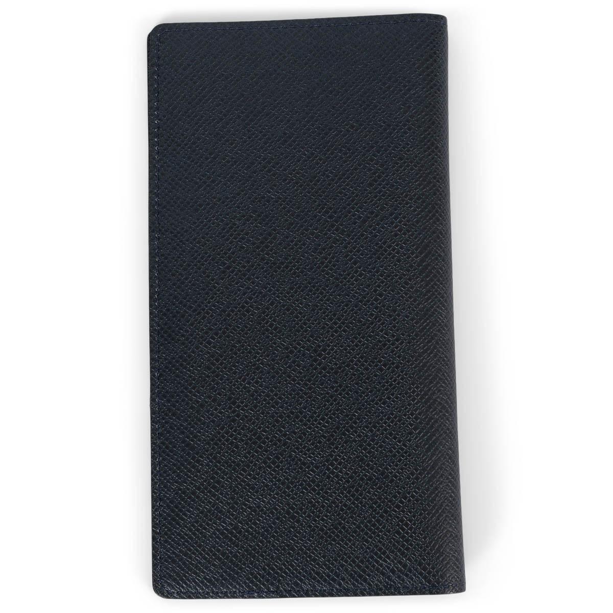 100% authentische Louis Vuitton Brazza Geldbörse aus schwarzem Taïga-Leder, der ersten Kollektion von Louis Vuitton für Männer. Das Design zeichnet sich durch verschiedene Taschen, Schlitze und Fächer aus, die auf der Unterseite diskret mit den