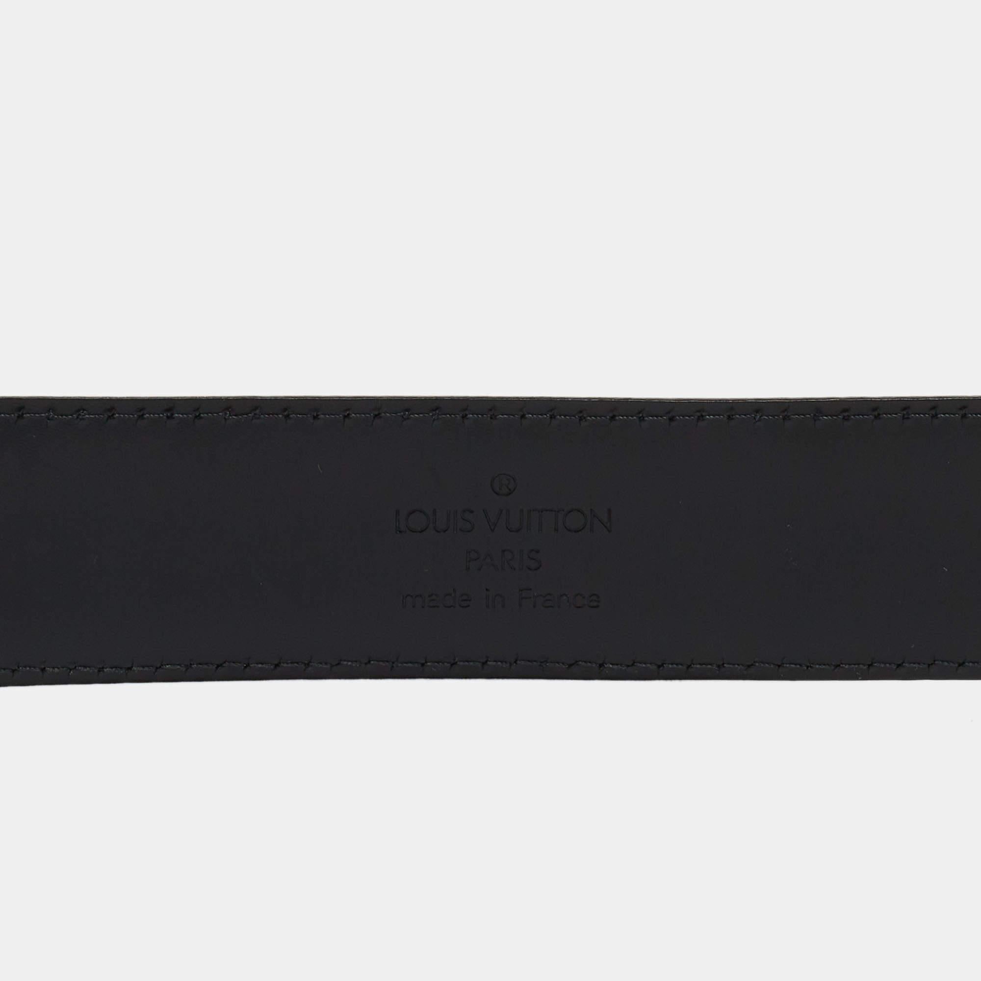 Mit einer Dornschließe und einer Schlaufe aus silberfarbenem Metall, die einen Kontrast zum schwarzen Taigalederband bilden, passt der Gürtel von Louis Vuitton zu all Ihren raffinierten Looks. Dieser strapazierfähige und attraktive Gürtel ist ein