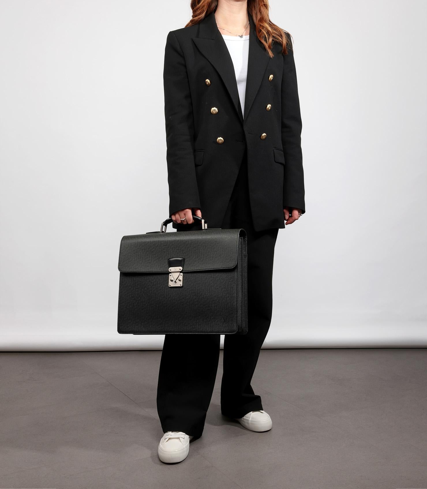 Louis Vuitton Cartella Moskova in pelle di vitello e taiga nera

Dettagli del prodotto
Xupes Ref: CB1387
Marchio: Louis Vuitton
Modello:  Cartella Moskova
Tipo: Cartella
Accompagnato da: sacchetto antipolvere Louis Vuitton, scheda di