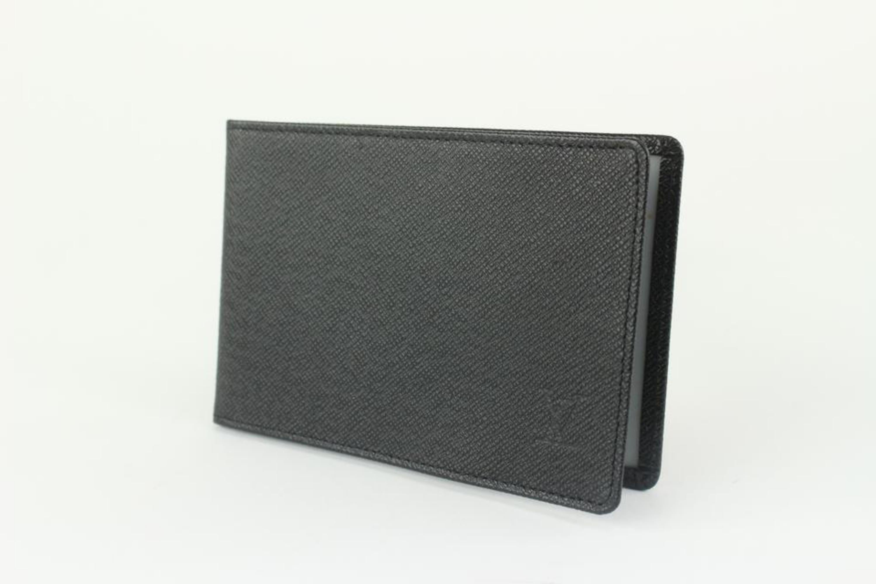 Louis Vuitton Black Taiga Leather Card Holder ID Case 1217lv20 In Excellent Condition For Sale In Dix hills, NY