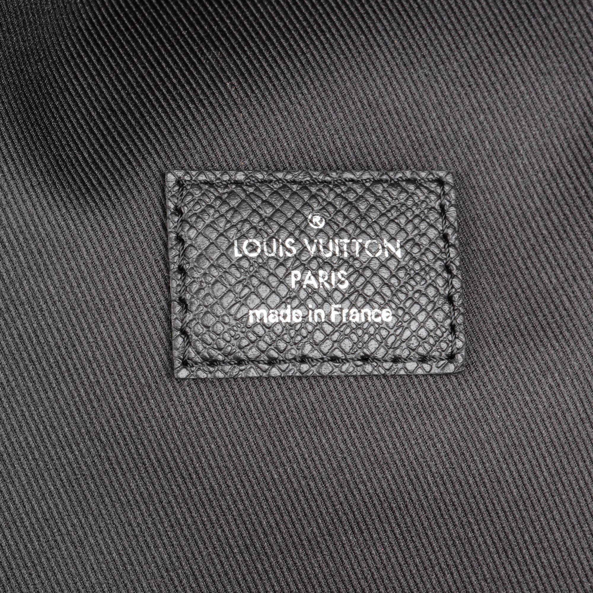 Louis Vuitton Black Taiga Leather Discovery PM Backpack en venta 5
