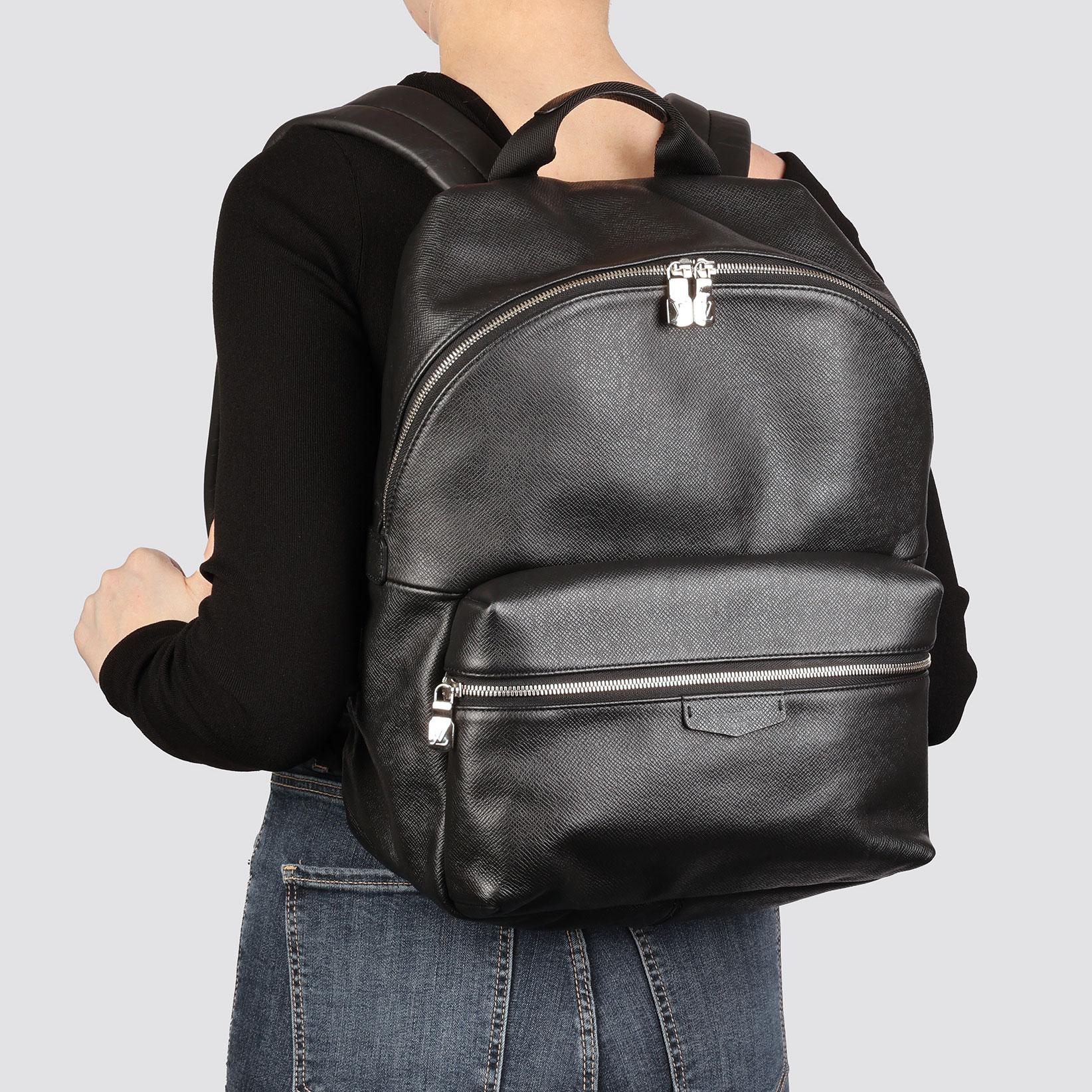 Louis Vuitton Black Taiga Leather Discovery PM Backpack en venta 8