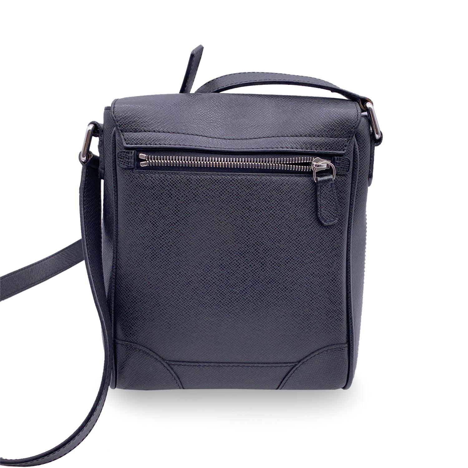 Louis Vuitton Black Taiga Leather Luka Messenger Crossbody Bag In Good Condition In Rome, Rome