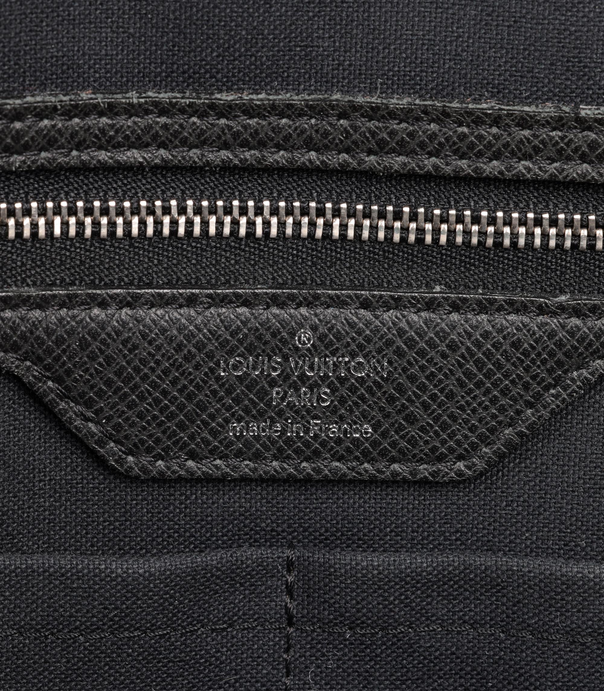 Louis Vuitton Black Taiga Leather Neo Igor Briefcase For Sale 6