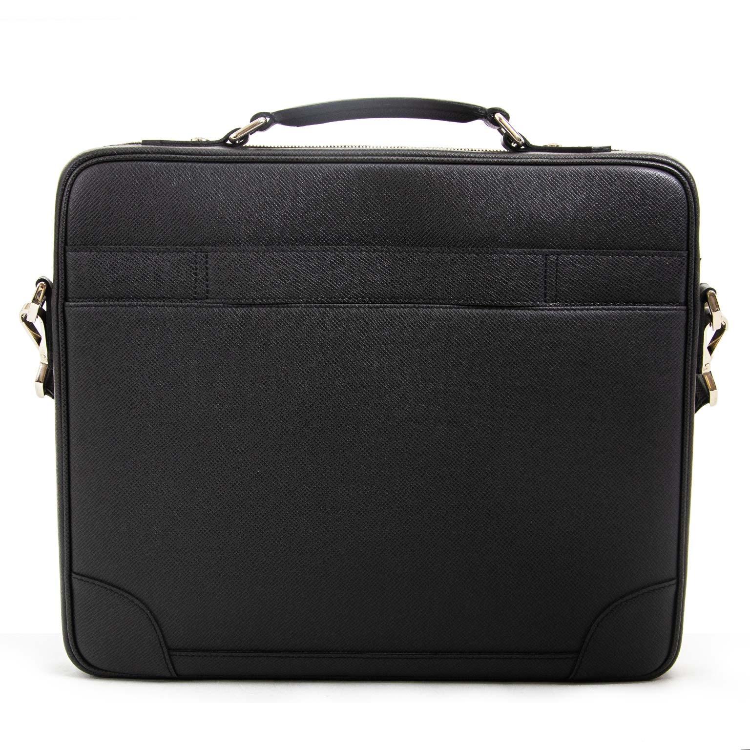 Very good condition

Louis Vuitton Black Taiga Leather Odessa Computer Case Bag

This practical Louis Vuitton computer bag is crafted in black taiga leather and features silver-tone hardware.
The bag has an adjustable and detachable shoulder strap.