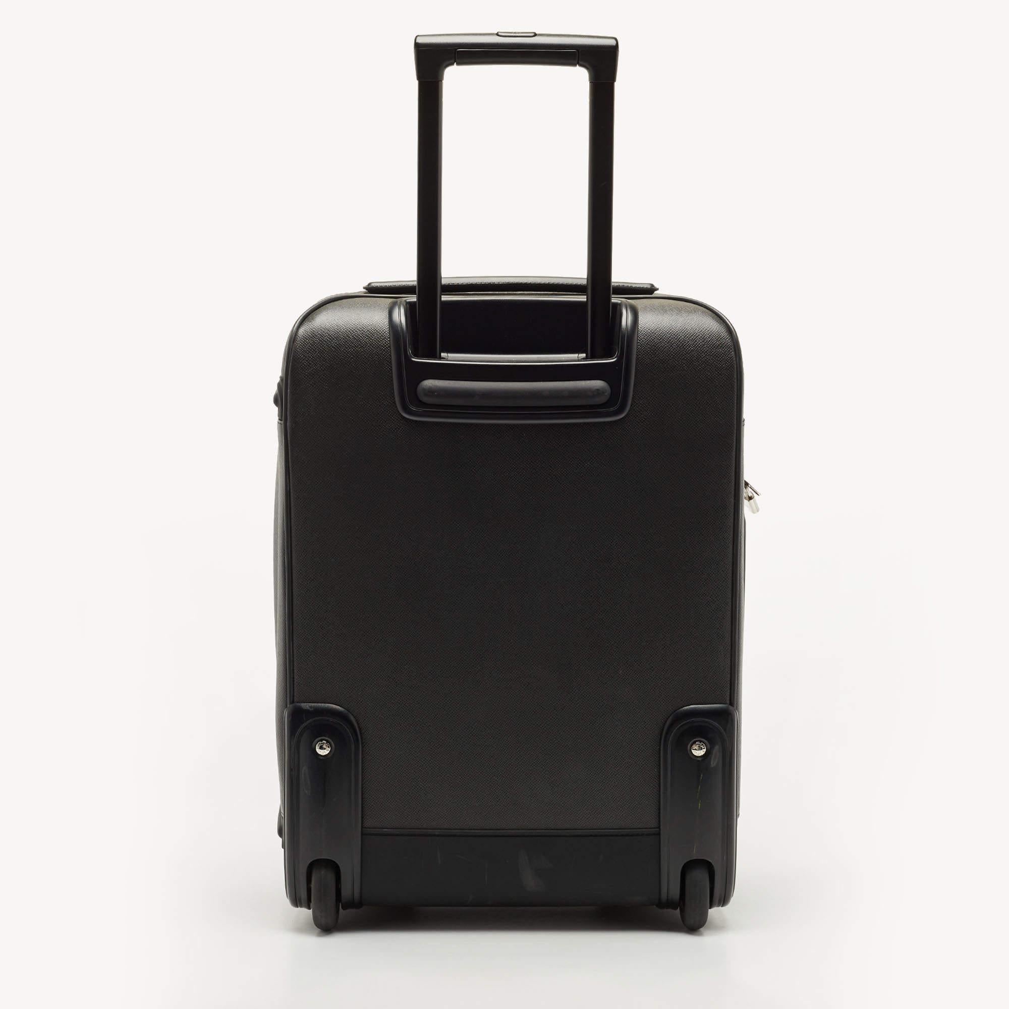 Travel to the places your heart desires with this Louis Vuitton Pegase Legere 55 Business suitcase. Constructed using Taiga leather, the case has all the right details to be a travel essential.

Includes: 2 Padlock(no keys)