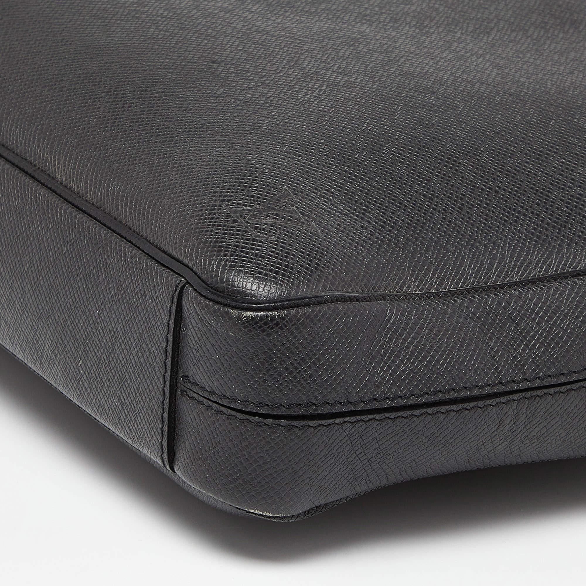 Louis Vuitton - Porte documents en cuir Taiga noir - Sac à dos en vente 4