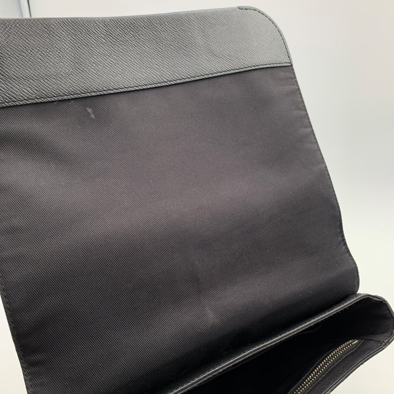 Louis Vuitton Black Taiga Leather Roman PM Unisex Messenger Bag For Sale 6