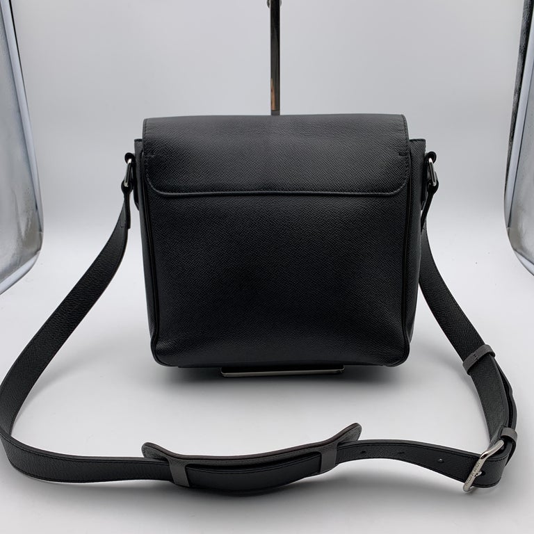 Louis Vuitton Black Taiga Leather Roman PM Unisex Messenger Bag In Excellent Condition For Sale In Rome, Rome