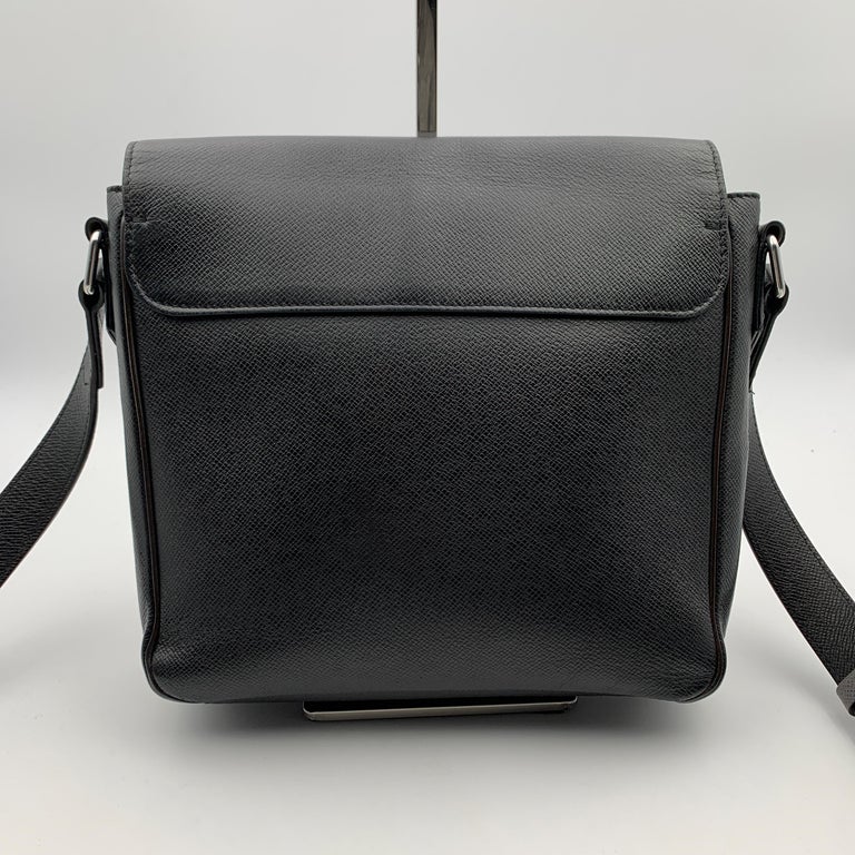 Women's or Men's Louis Vuitton Black Taiga Leather Roman PM Unisex Messenger Bag For Sale