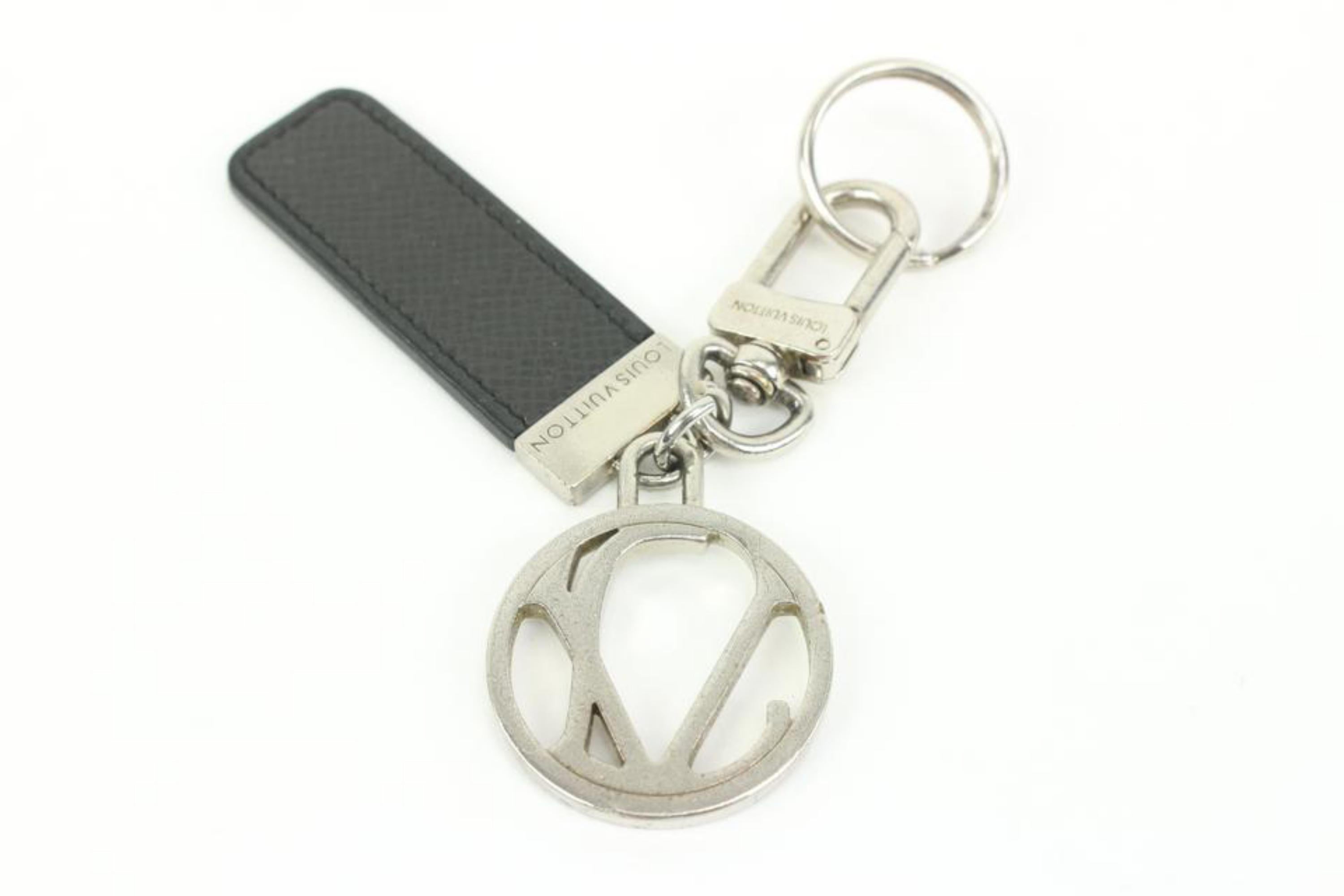 Louis Vuitton Louis Vuitton Schwarz Taiga Leder Silber Logo Schlüsselanhänger Tasche Charm Anhänger 3lk412s im Angebot 2
