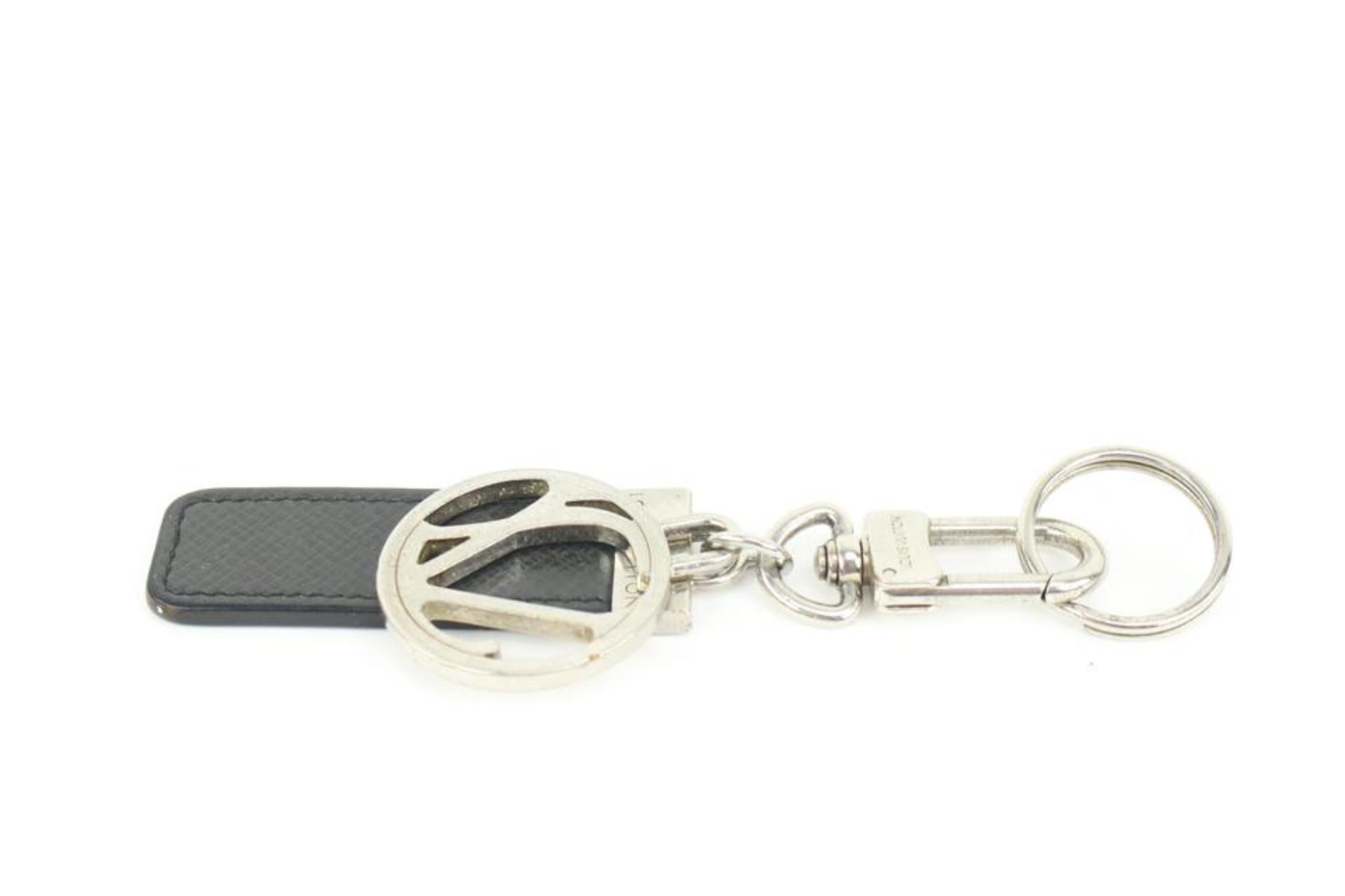 Louis Vuitton Louis Vuitton Schwarz Taiga Leder Silber Logo Schlüsselanhänger Tasche Charm Anhänger 3lk412s (Grau) im Angebot