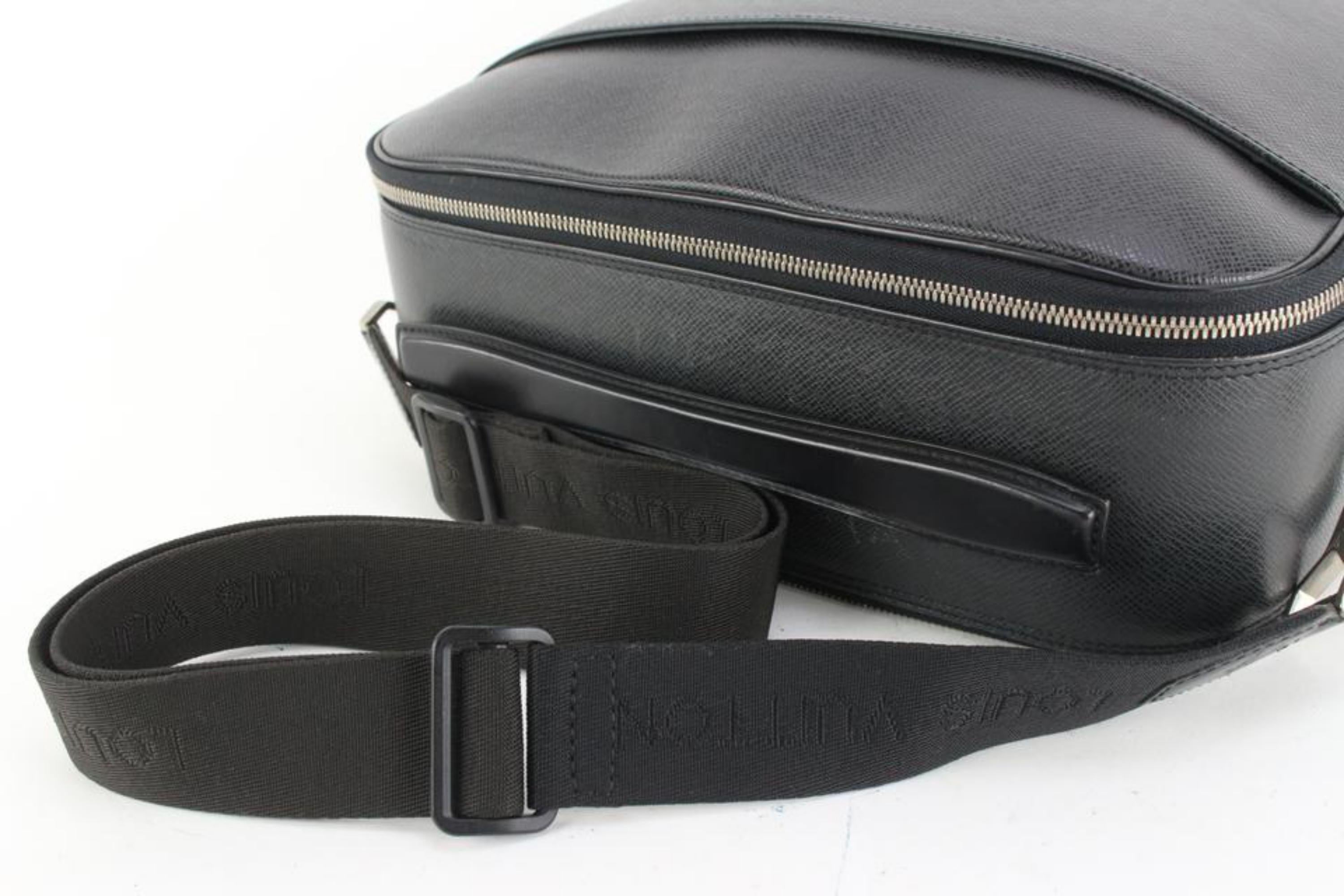 Women's Louis Vuitton Black Taiga Leather Tura 2way Crossbody Messenger Travel 56lk429s For Sale