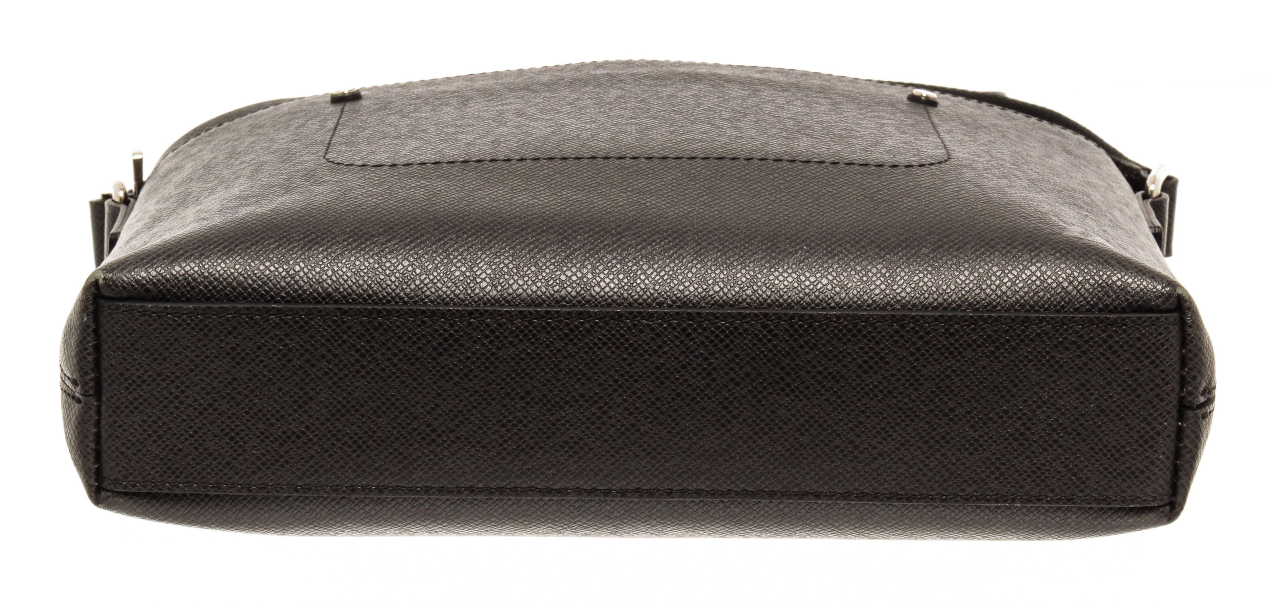 Women's Louis Vuitton Black Taiga Leather Watcher Messenger Bag