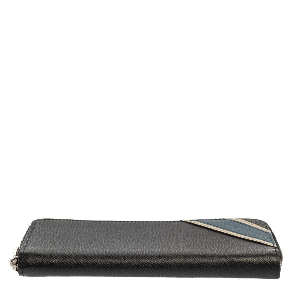 Louis Vuitton Black Taiga Leather Zippy Stripe Vertical Wallet In Good Condition In Dubai, Al Qouz 2