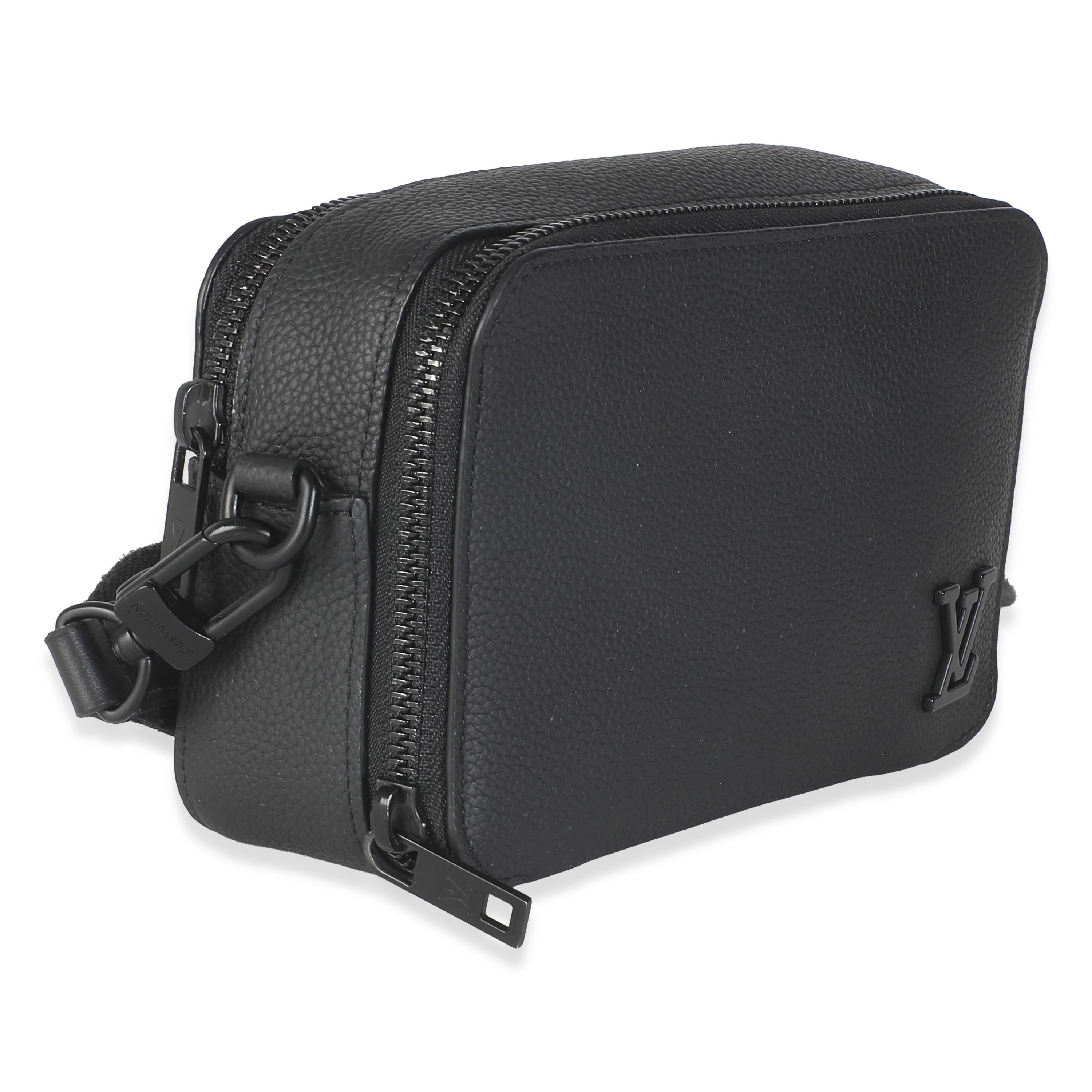 Louis Vuitton Black Taurillon Alpha Wearable Wallet In Excellent Condition For Sale In New York, NY