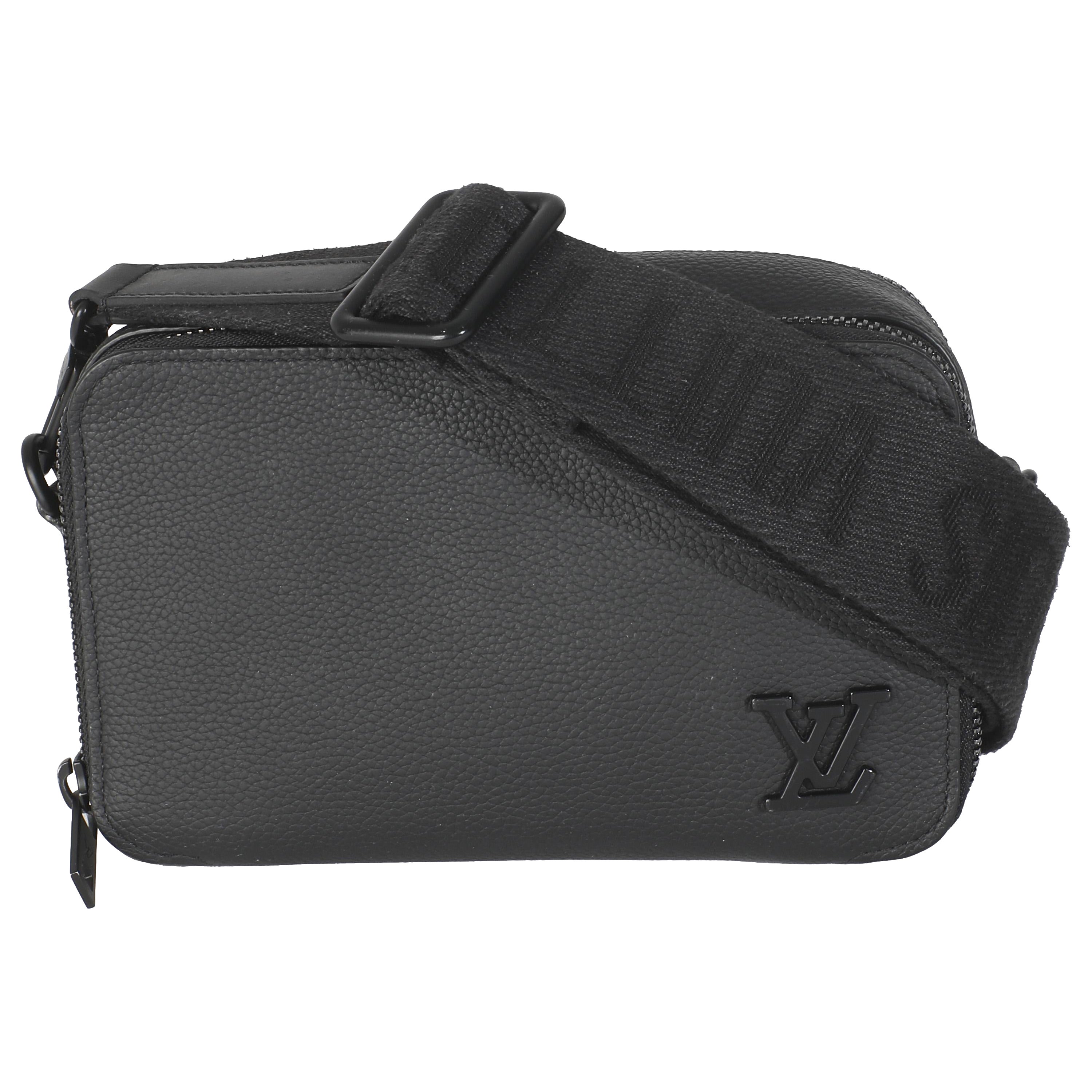 Louis Vuitton Black Taurillon Alpha Wearable Wallet (Portefeuille à porter) en vente