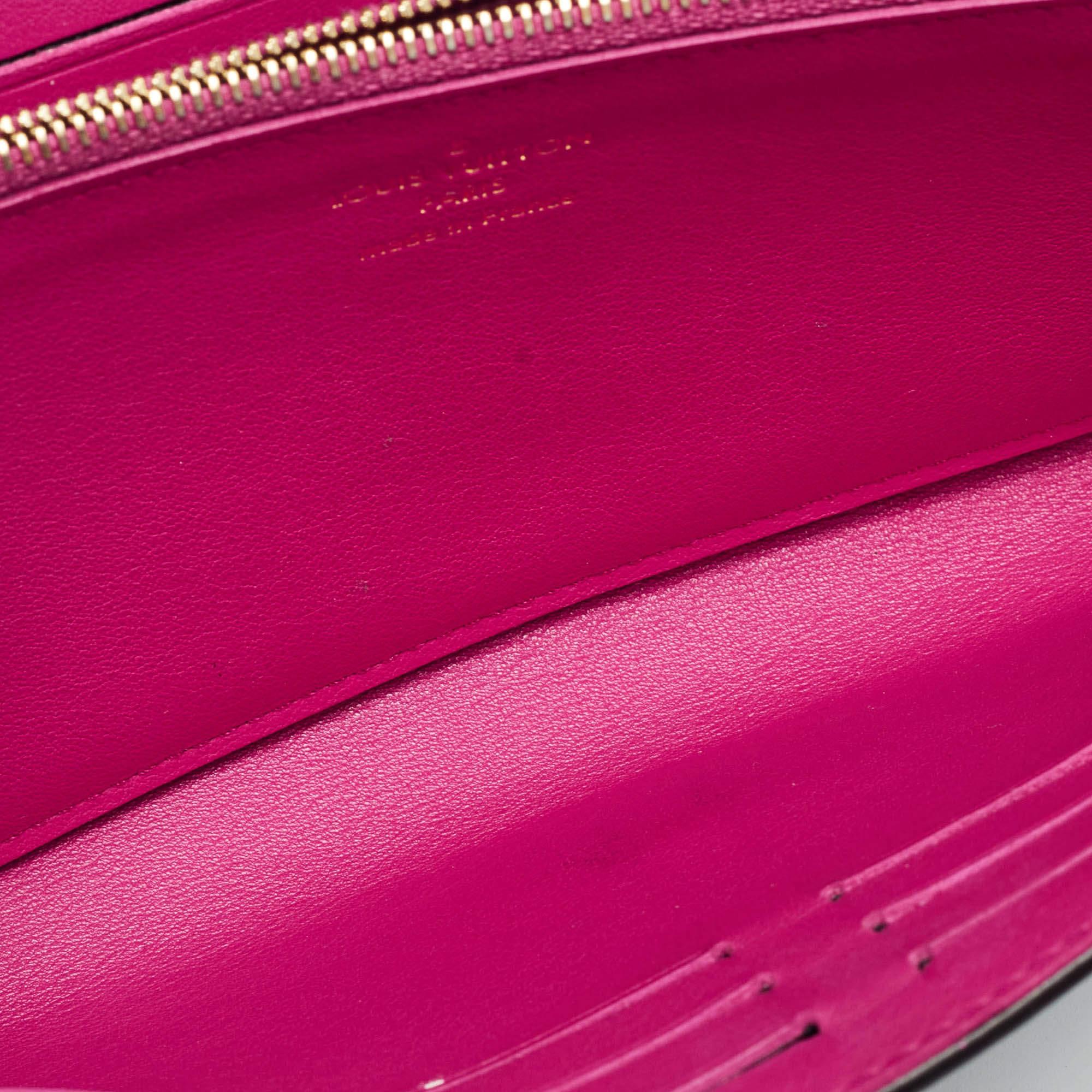 A beautiful accessory for everyday use this Chanel wallet is perfectly crafted to be a durable accessory. It is thoughtfully designed to house your essentials properly.