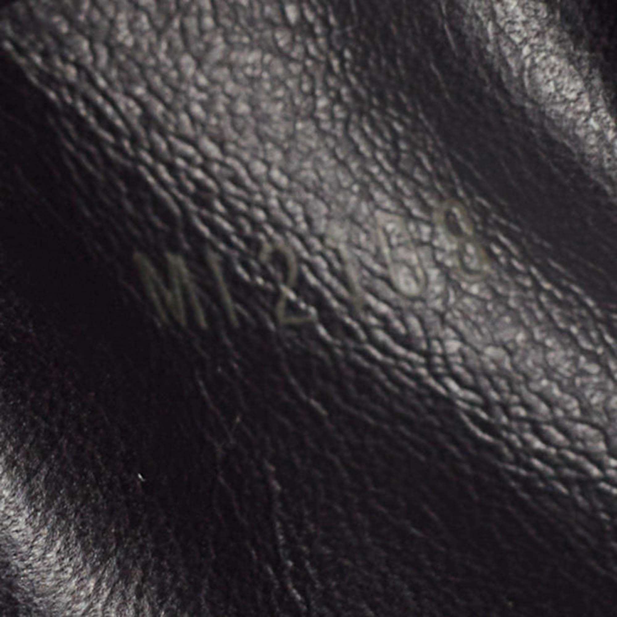 Louis Vuitton Schwarz Taurillon Leder Limited Edition Applique Capucines PM Tasche aus schwarzem Leder im Angebot 10