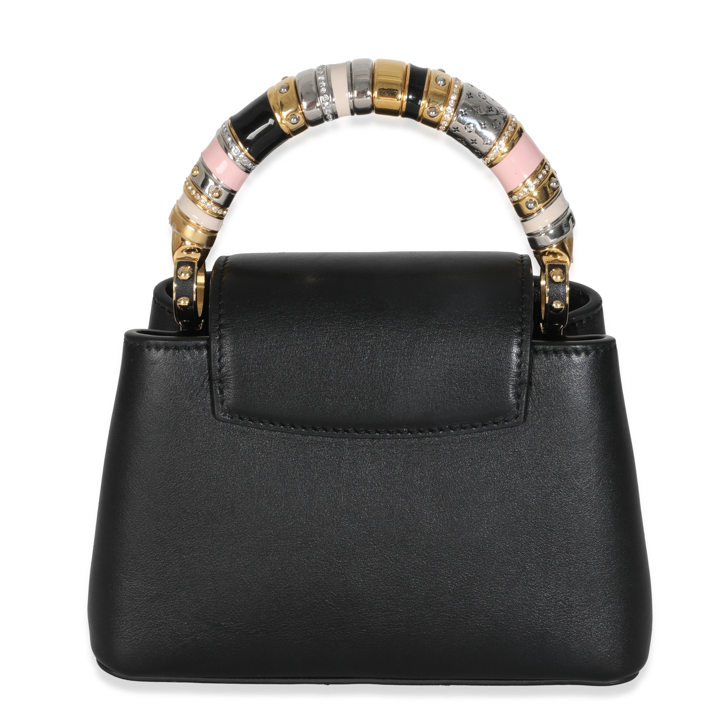 Titolo dell'elenco: Louis Vuitton Mini Capucines Taurillon Nero
SKU: Z147537
MSRP: 9100.00 USD
Condizioni: Usato 
Descrizione delle condizioni: La borsa Louis Vuitton Capucines è stata creata tenendo conto dei codici del marchio. Racchiudendo il DNA