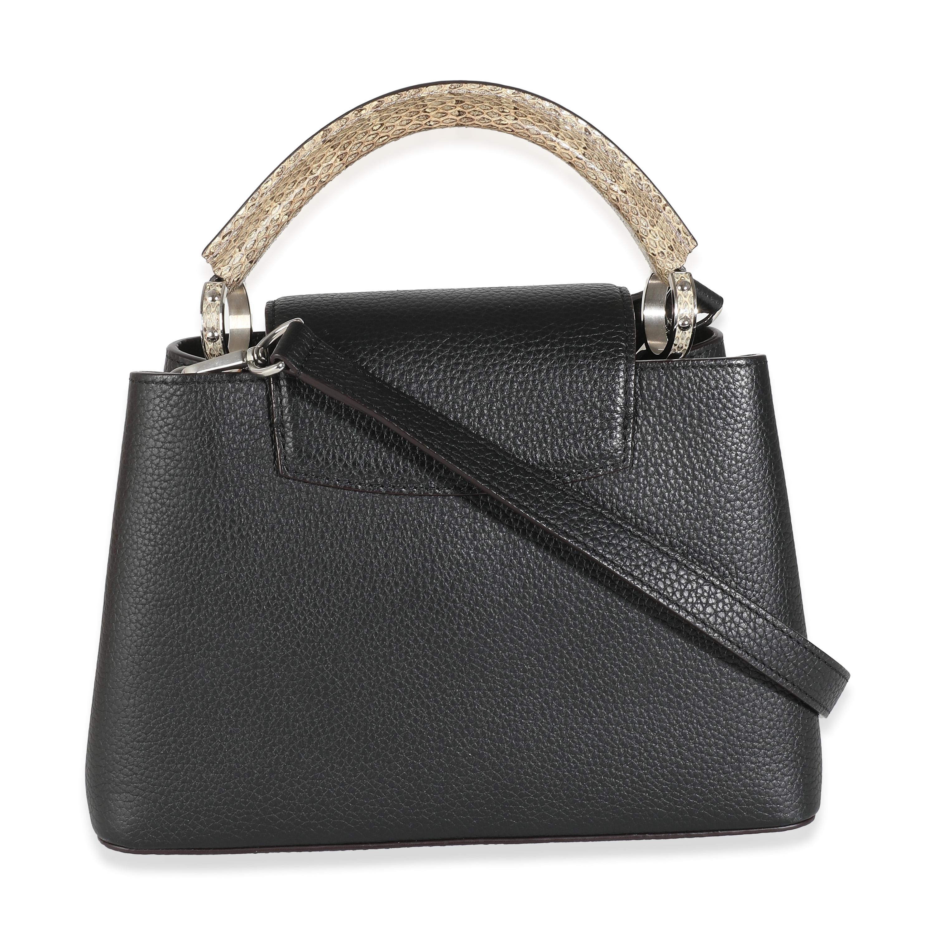Titolo dell'elenco: Louis Vuitton Nero Taurillon Pitone Capucines BB
SKU: 142956
MSRP: 7800.00 USD
Condizioni: Usato 
Descrizione delle condizioni: La borsa Louis Vuitton Capucines è stata creata tenendo conto dei codici del marchio. Racchiudendo il