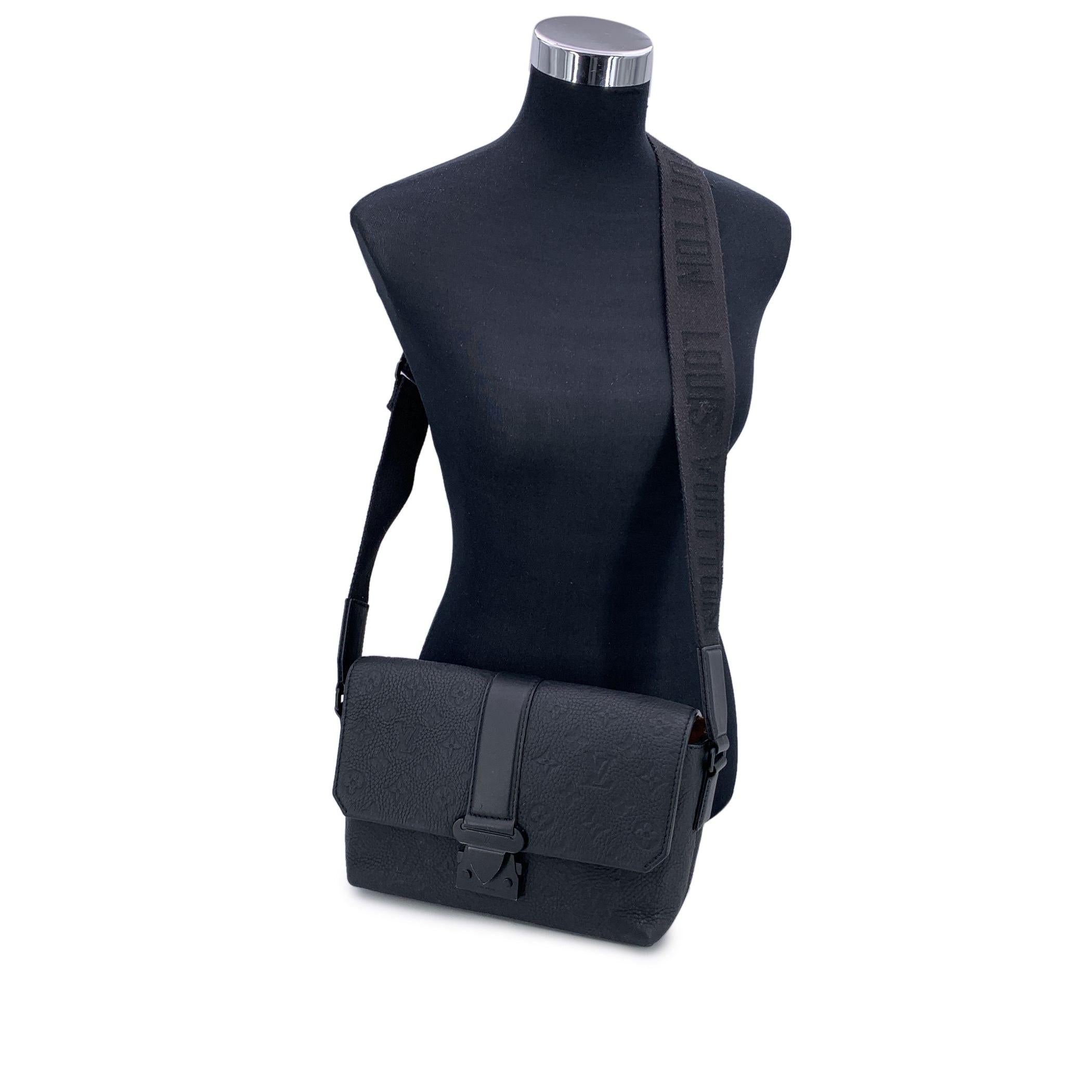 This beautiful Bag will come with a Certificate of Authenticity provided by Entrupy. The certificate will be provided at no further cost. Discover the sleek sophistication of the Louis Vuitton S-Cape messenger crossbody bag, model M23741. Crafted