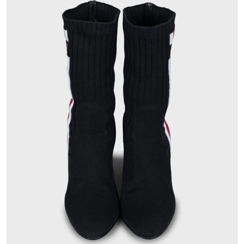 ¡Sal a la calle con estilo con estos elegantes botines textiles Louis Vuitton! Estas botas están en muy buen estado y sólo muestran signos mínimos de desgaste, como ligeros roces en los talones. Ten en cuenta que la caja original no está incluida.