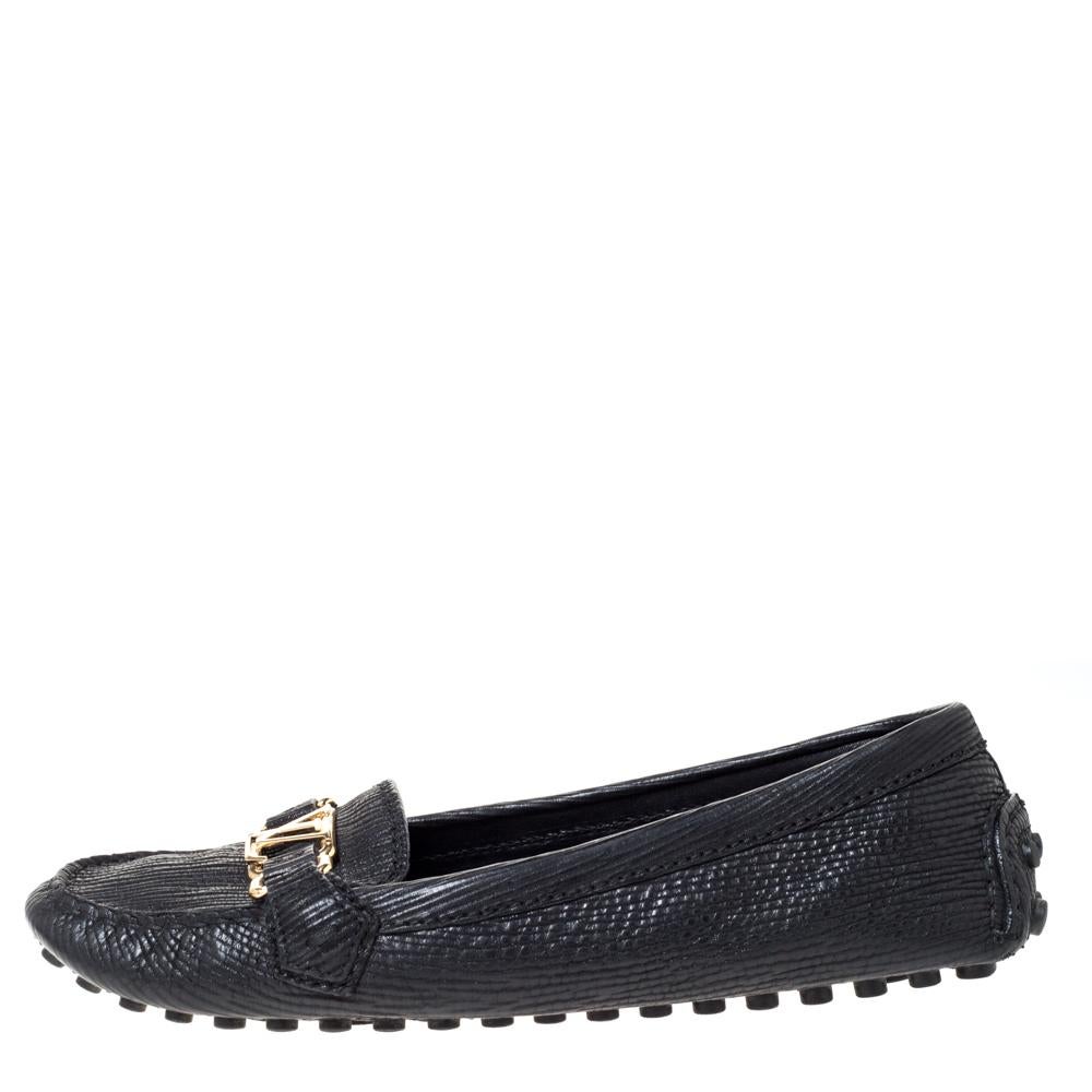 Look sharp and neat with this pair of oxford loafers from Louis Vuitton. They have been crafted from black textured-leather and designed with the art of fine stitching and the signature LV on the uppers. The pair is complete with comfortable insoles