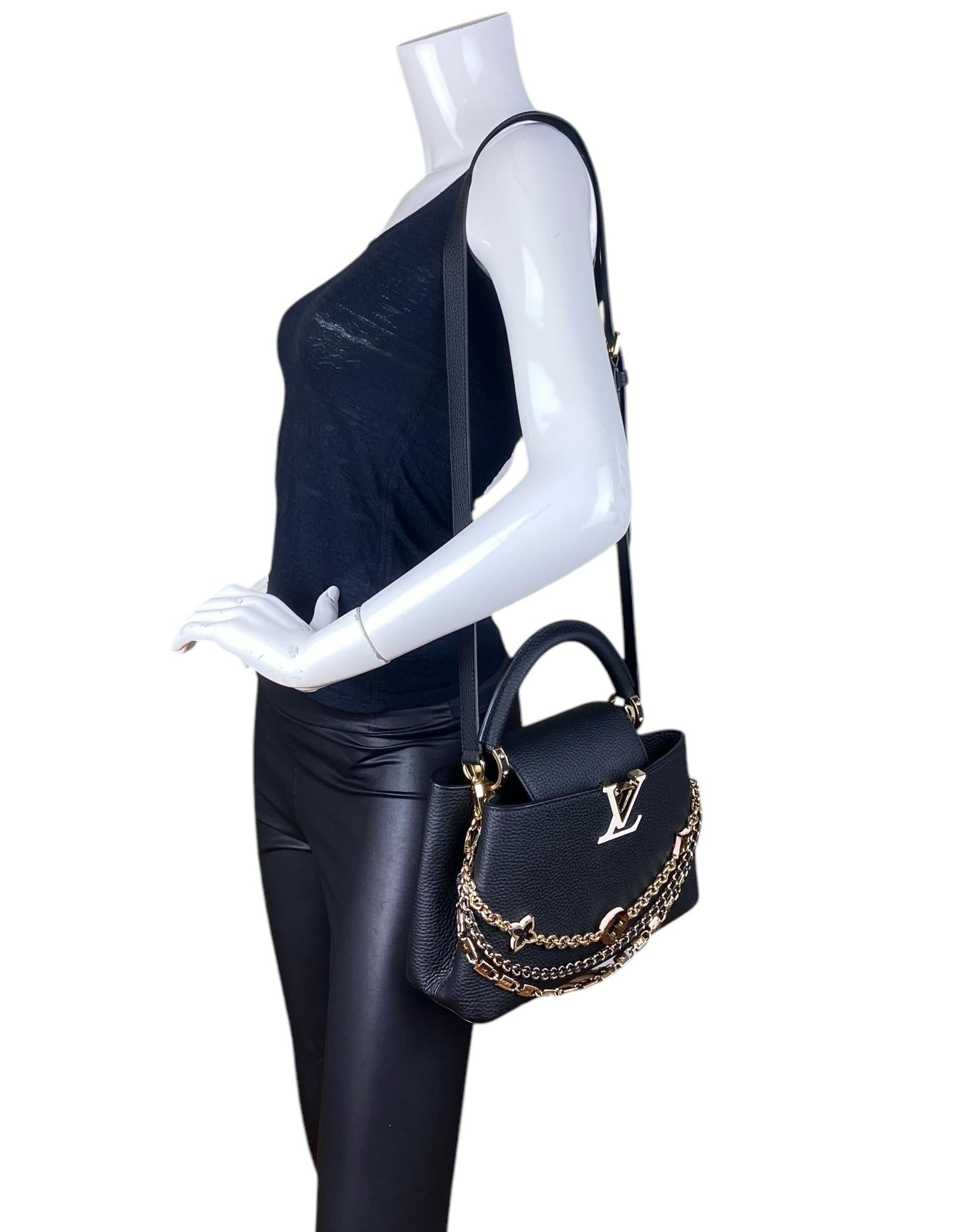 Louis Vuitton Black Triple Chain Capucines BB Crossbody Bag. Als Teil der Trilogie-Linie ist dieses Capucines BB mit seiner dreifachen Kettenverzierung der Inbegriff von Raffinesse. Schauen Sie genau hin, um die juwelenähnlichen Kettendetails zu