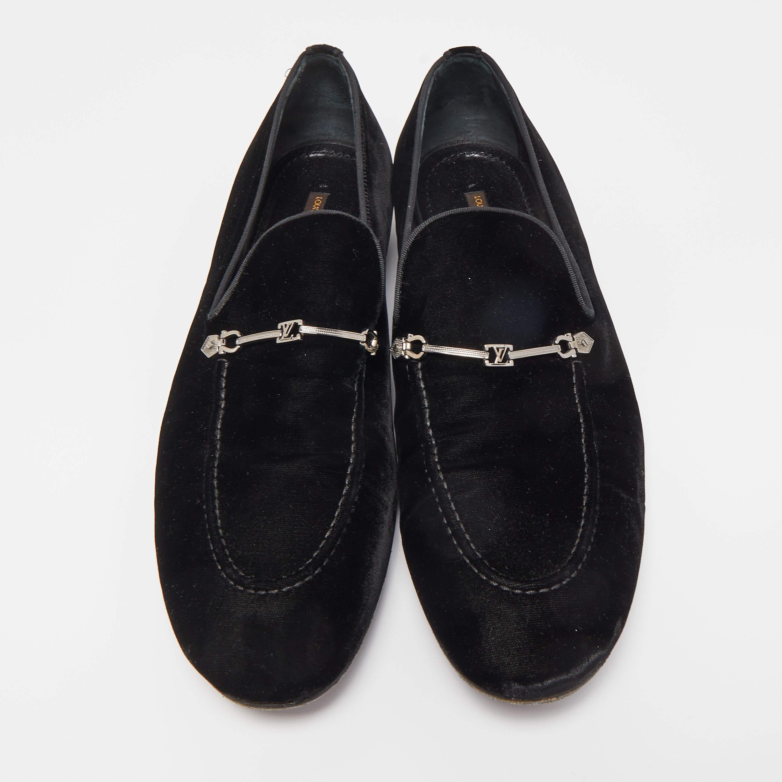 Dieses bequeme Paar ist Ihre erste Wahl, wenn Sie einen langen Tag unterwegs sind. Diese Louis Vuitton Slipper für Herren haben ein gut vernähtes Obermaterial, das auf strapazierfähigen Sohlen steht.

