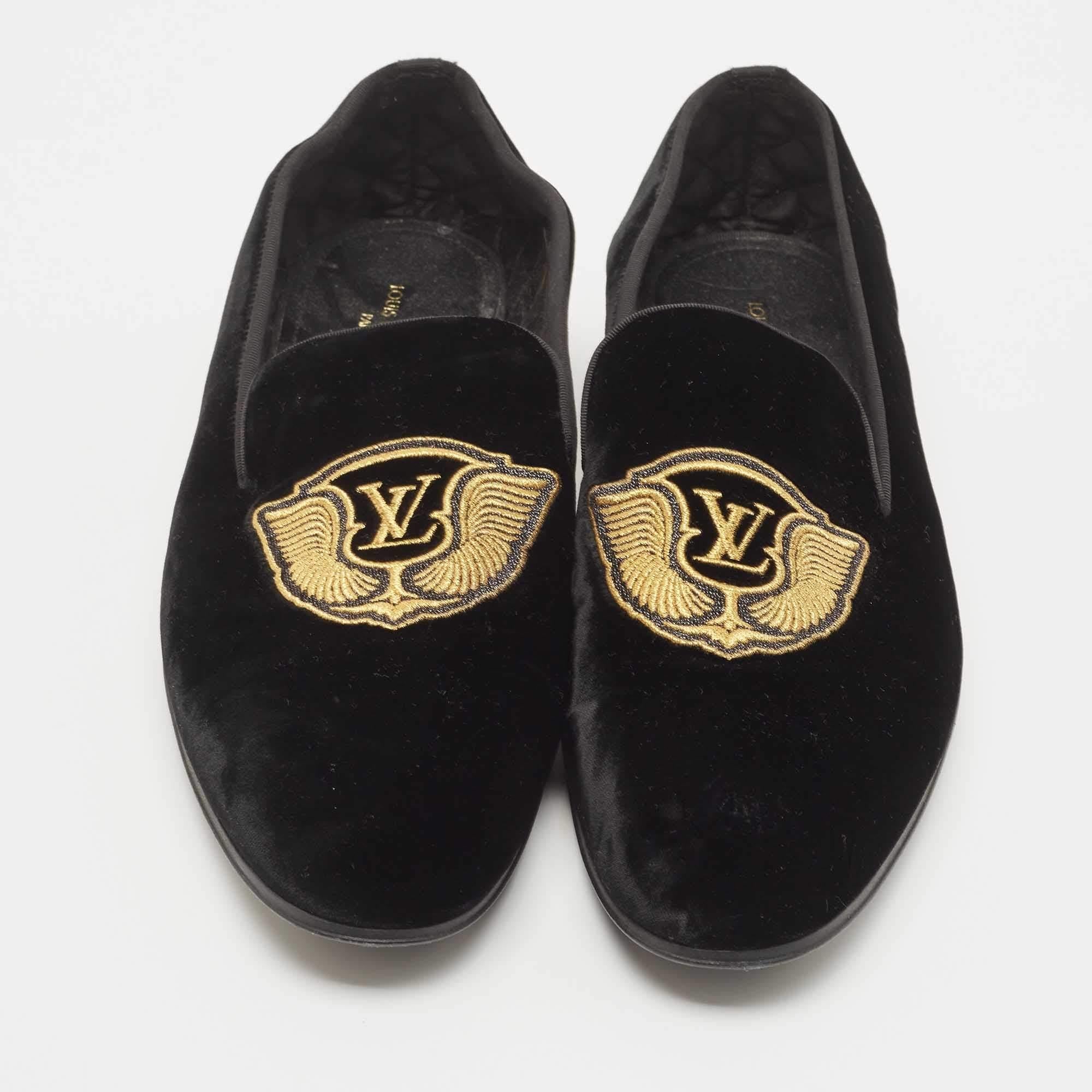 This comfortable and stylish pair by Louis Vuitton is just what you need to grace your look. Crafted with black check velvet, this pair comes adorned with tassels on the vamps. These smoking slippers feature a sturdy leather sole, that lets you
