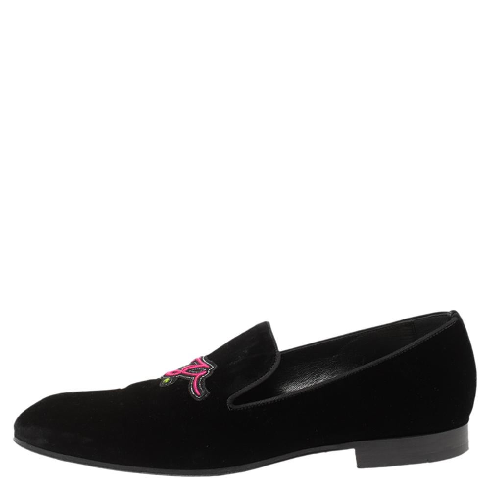 Draped in rich velvet, these black Auteuil loafers from Louis Vuitton are simply luxe! They feature round toes and embroidered brand details on the vamps. They are equipped with comfortable leather-lined insoles and complete with tough outsoles.

