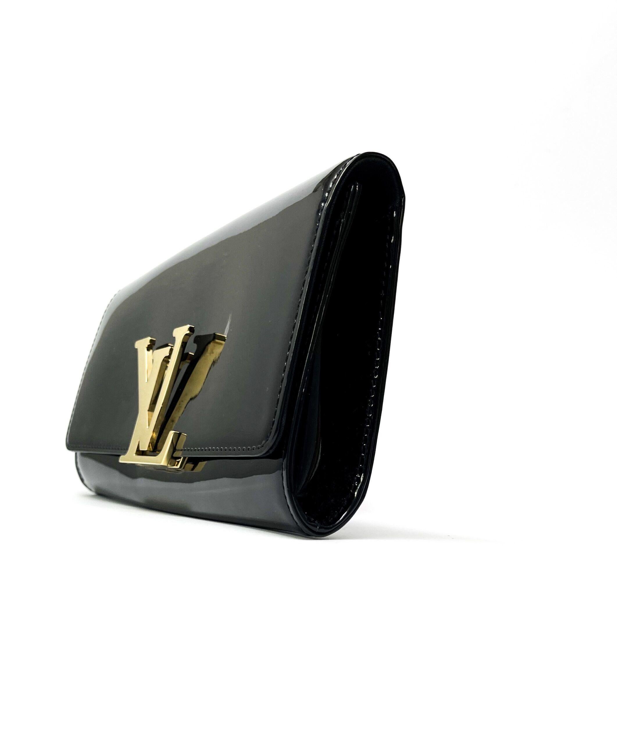 Louis Vuitton Louise Modell Clutch, aus schwarzem Lackleder mit goldener Hardware. Verschluss mit Lv-Logo, innen mit Fächern und Taschen ausgestattet. Die Tasche ist in ausgezeichnetem Zustand, mit Originalrechnung und Staubbeutel.

Abmessungen: 4 ×