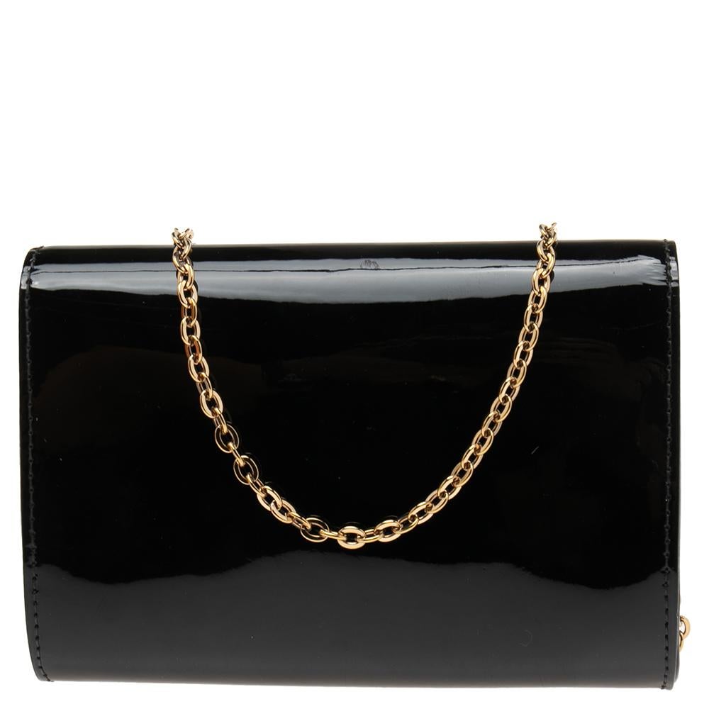 This Louise Chain GM by Louis Vuitton is well-crafted and overflowing with style. From the way it has been crafted to the way it has been designed, this creation makes a fashion statement with every detail. It has a black Vernis exterior, a fabric