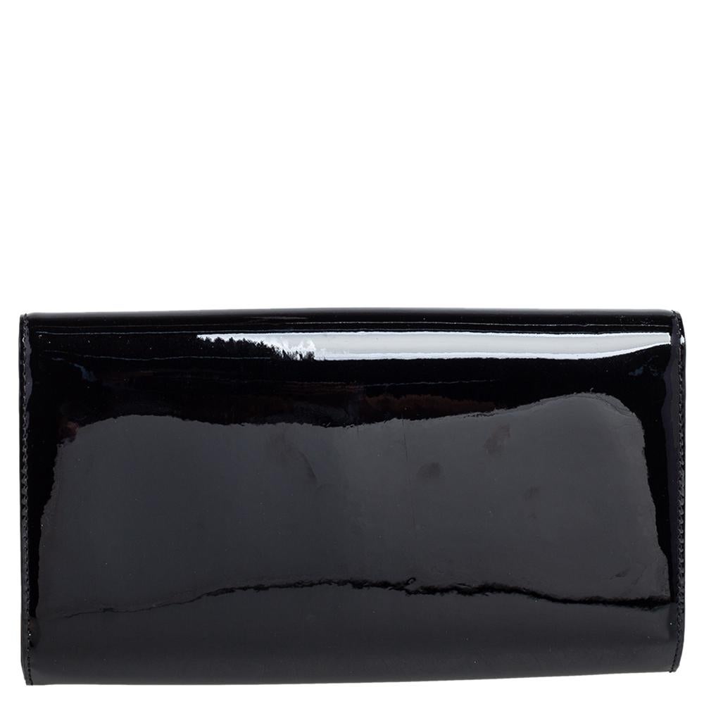 This black Louise clutch by Louis Vuitton is well-crafted and overflowing with style. It has a glossy patent leather exterior, a fabric interior, and a large gold-tone 'LV' adorned on the flap. From the way it has been crafted to the way it has been