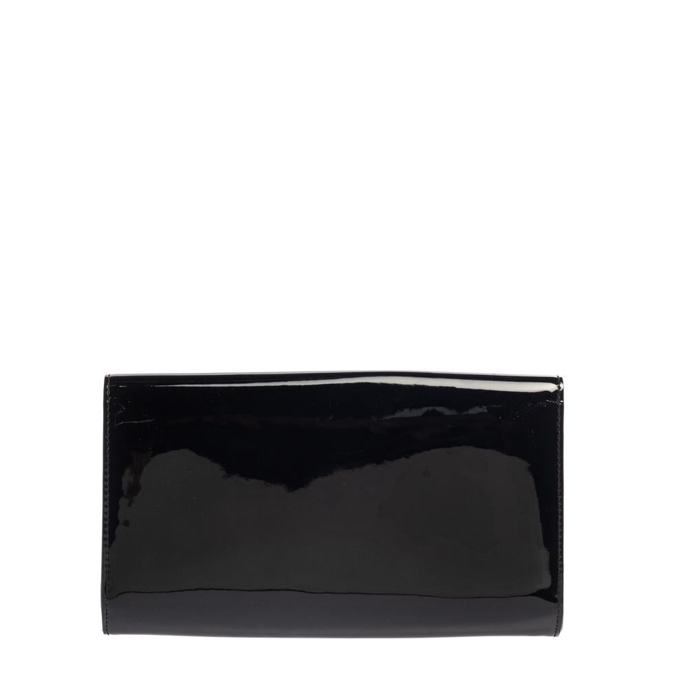 Expertly designed, flaunt this Louis Vuitton clutch this season and look fashionable. This chic bag in black will look splendid with multiple outfits. It is crafted from patent leather and lined with fabric on the insides. It is finished with a
