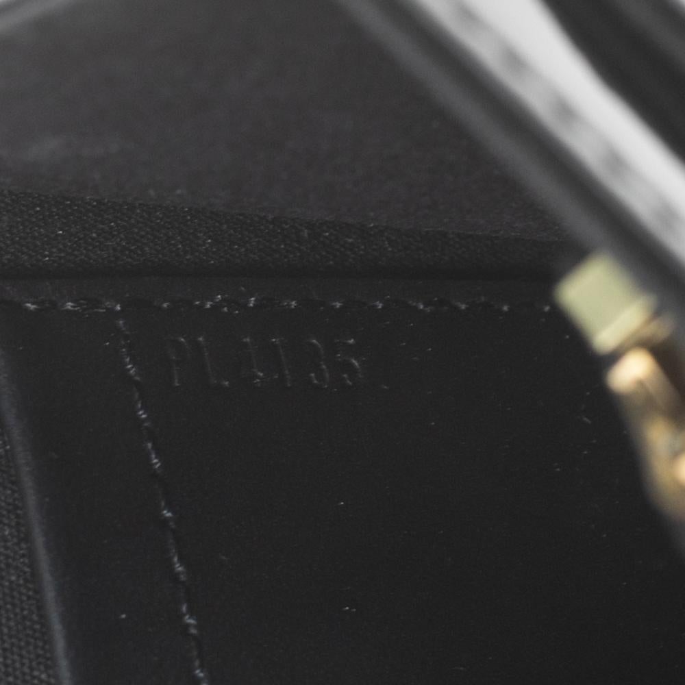 Expertly designed, flaunt this Louis Vuitton bag this season and look fashionable. This chic bag in black will look splendid with multiple outfits. It is crafted from Vernis leather and lined with Alcantara on the insides. It is finished with a