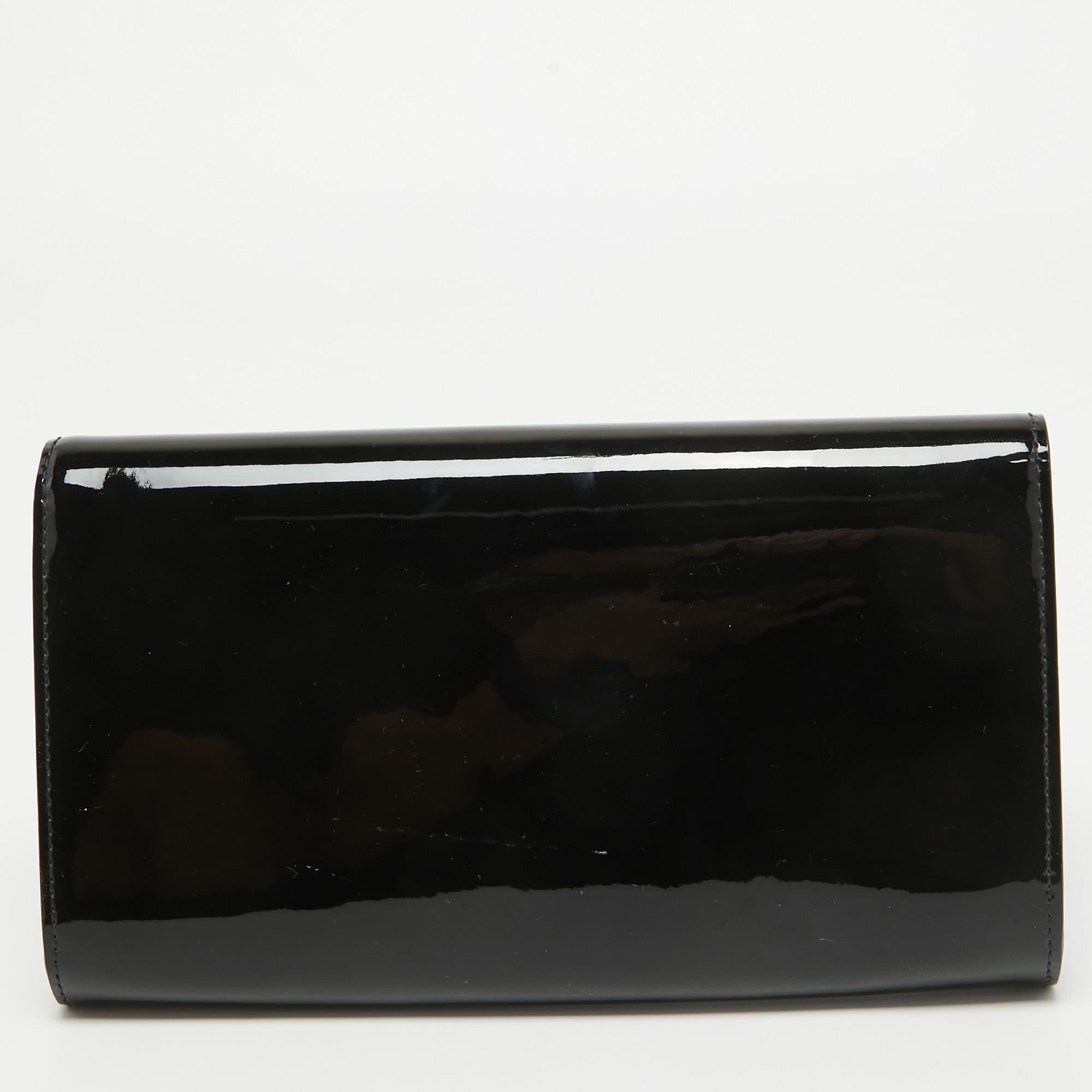 This Louise clutch by Louis Vuitton is glossy, well-crafted and overflowing with style. From the way it has been crafted to the way it has been designed, this clutch makes a loud fashion statement with every detail. It has a patent leather exterior,