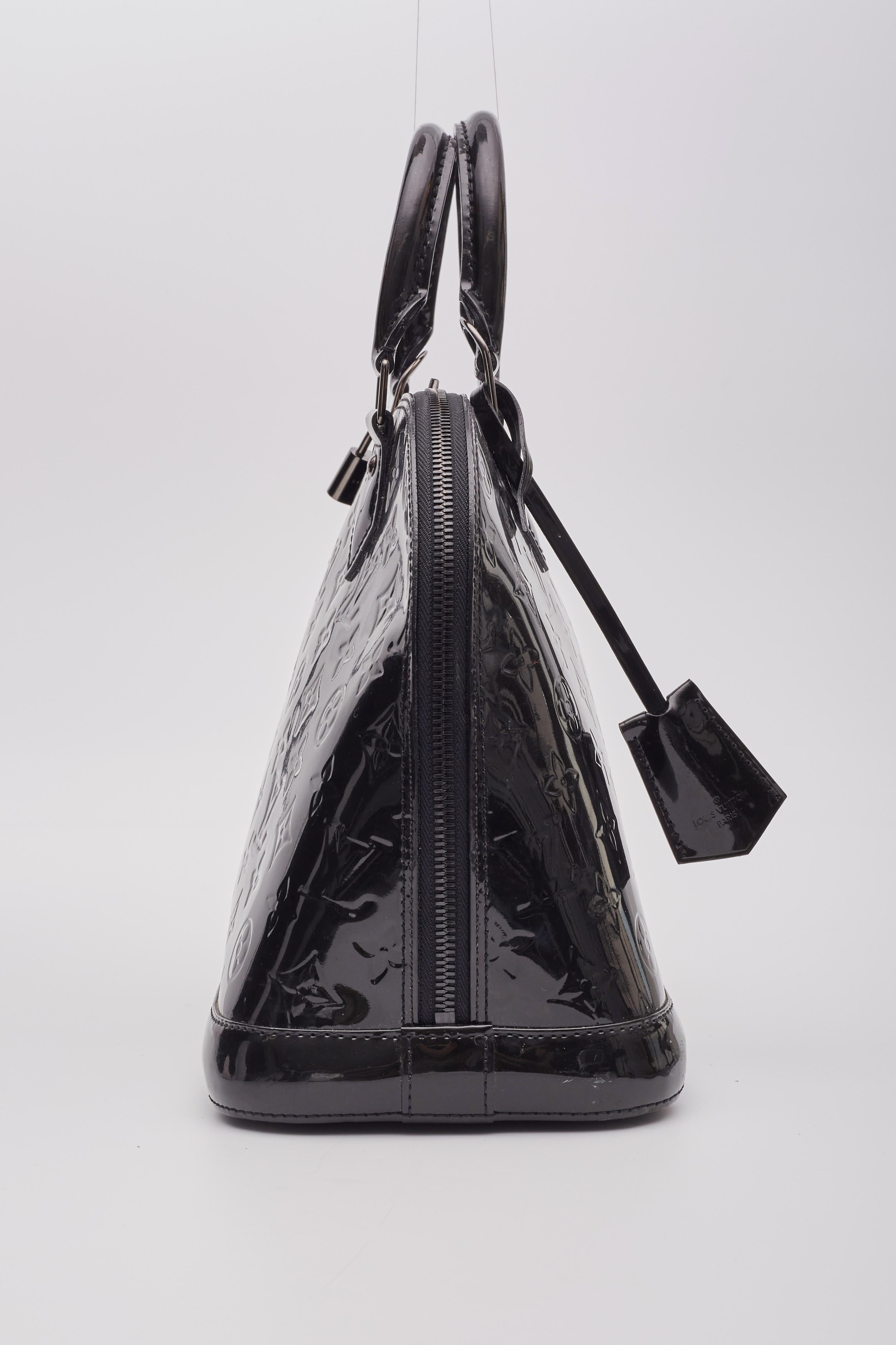 Louis Vuitton Black Vernis Noir Magnetique Alma Pm Handbag In Good Condition For Sale In Montreal, Quebec