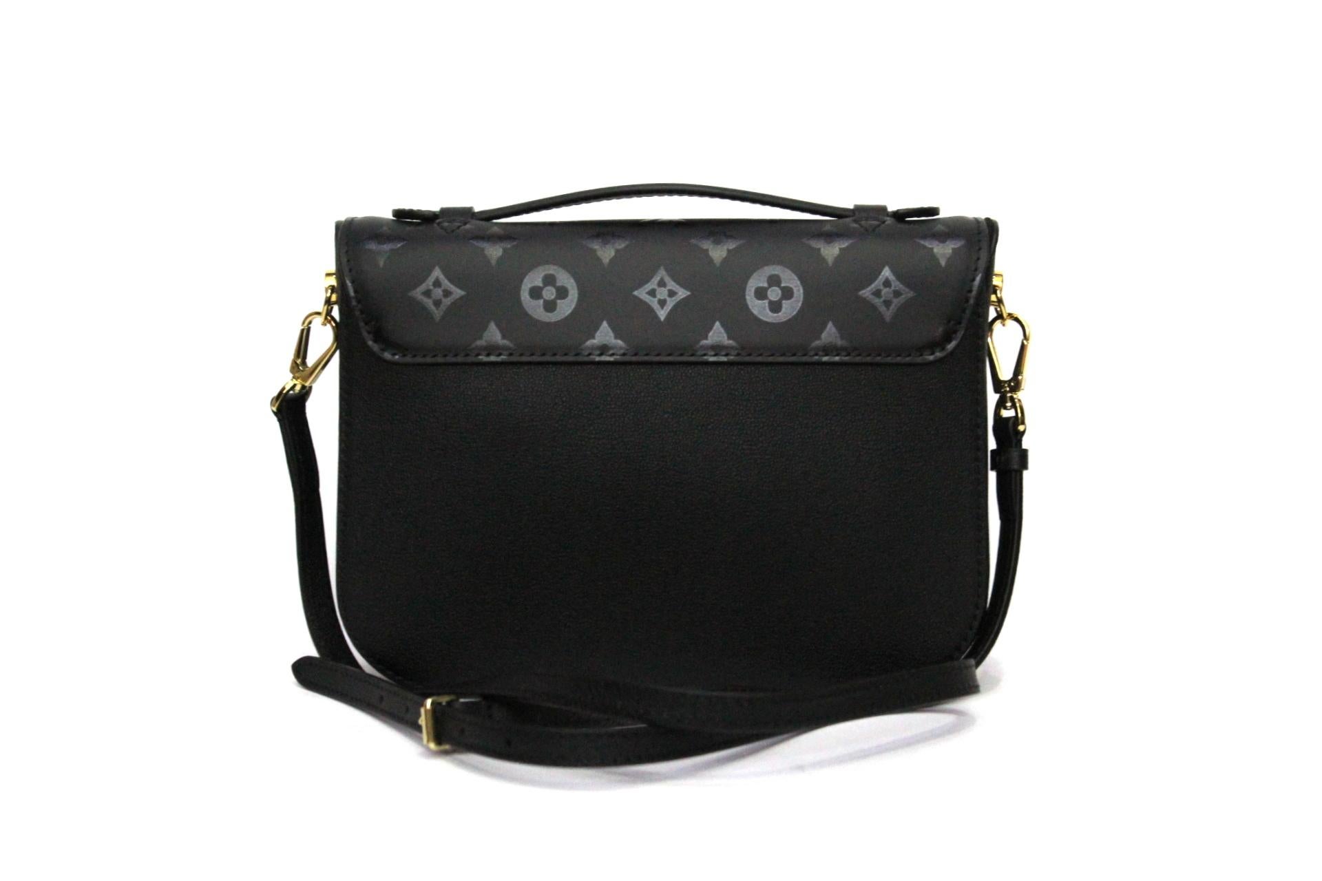 
347/5000
The Very Messenger bag is made of a combination of smooth leather and textured leather and is decorated with the refined Monogram motif. The soft and light model, characterized by a silver chain and the 