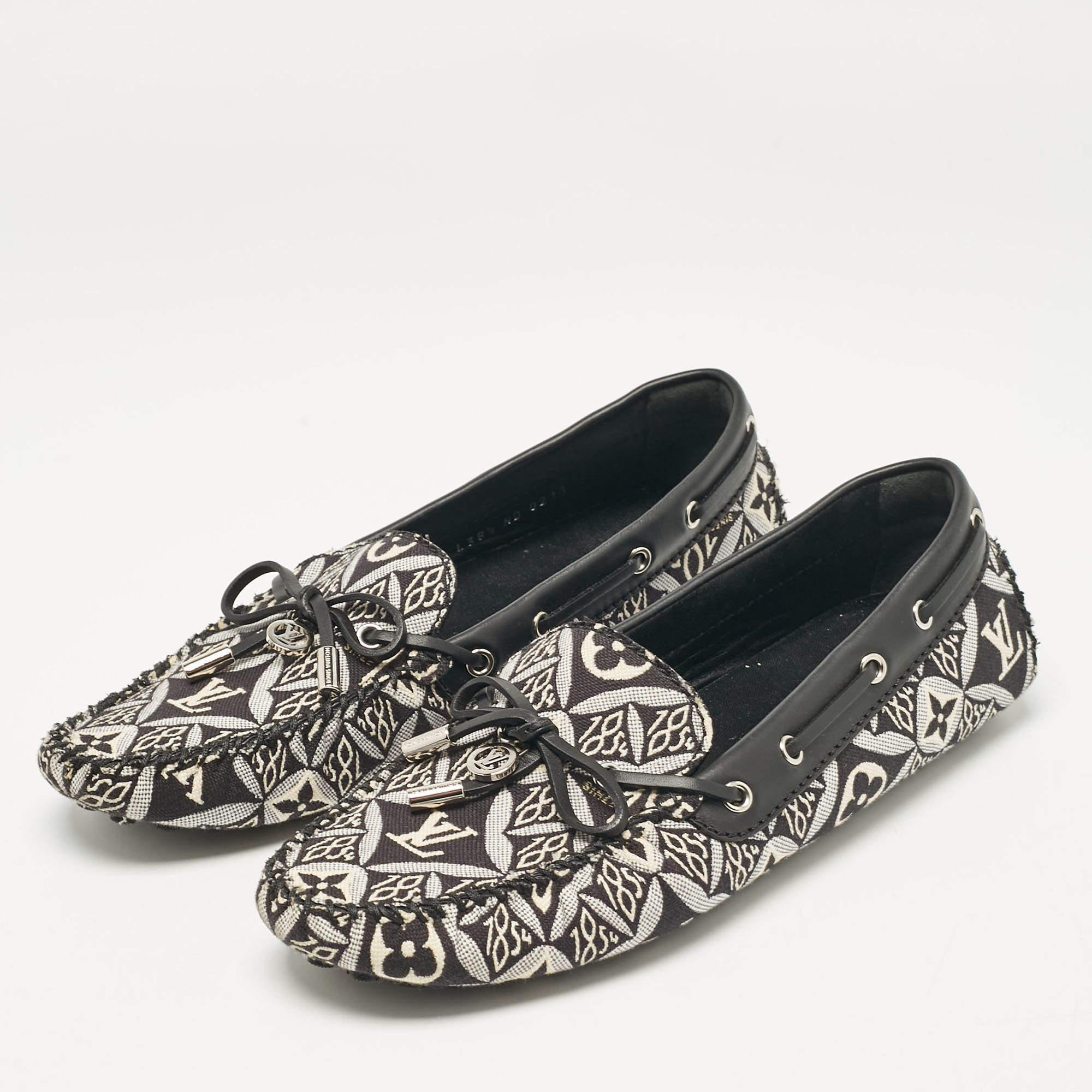 Let comfort and classic style be yours with these Gloria loafers from Louis Vuitton. Crafted with skill  the high quality shoes have the perfect construction to take you through the day with ease.