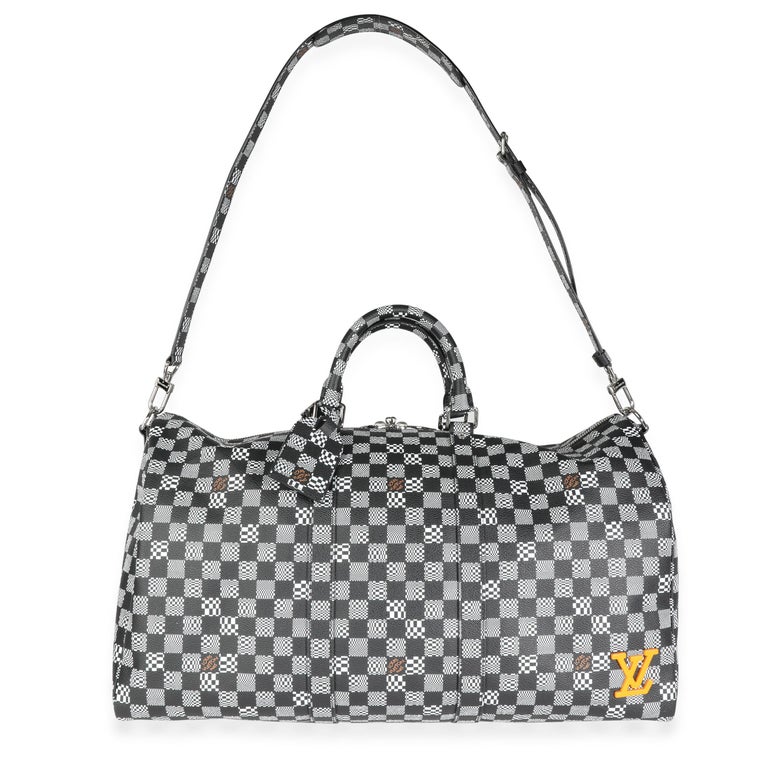 Listing Title: Louis Vuitton Black & White Distorted Damier Keepall Bandoulière 50
SKU: 115493
Condition: Pre-owned (3000)
Handbag Condition: Very Good
Condition Comments: Very Good Condition. Light scuffing to corners. Faint marks to