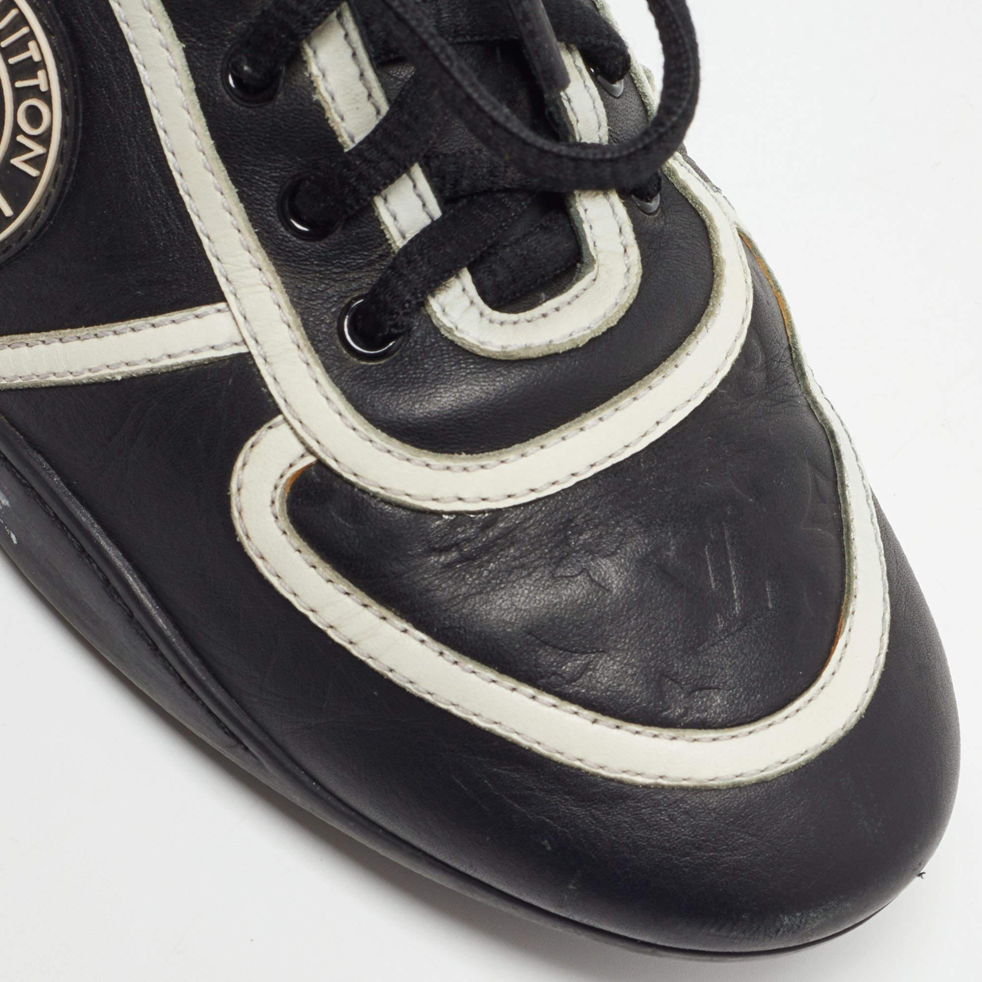 Louis Vuitton Black/White Monogram Embossed Leather Low Top Sneakers  In Good Condition For Sale In Dubai, Al Qouz 2