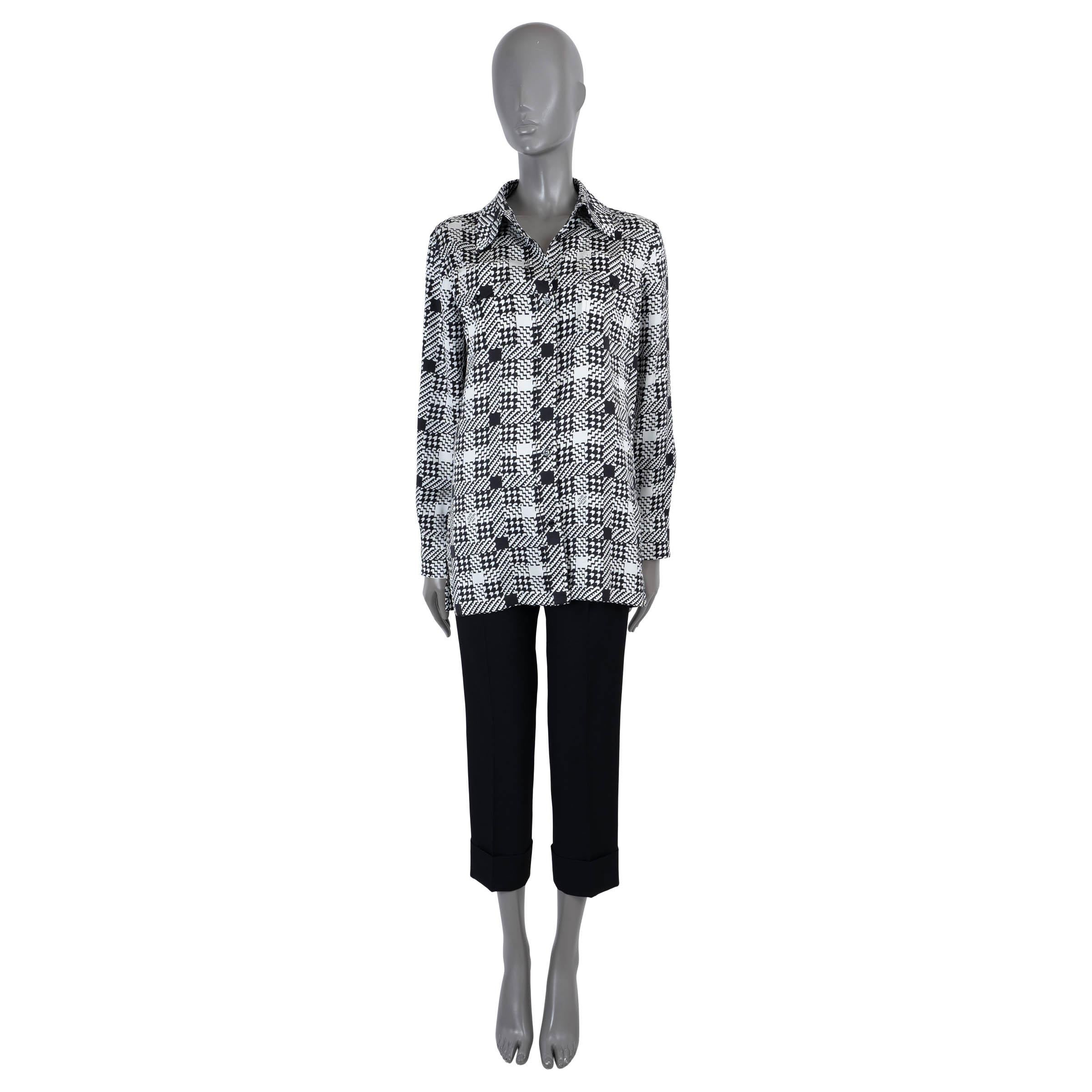 LOUIS VUITTON black & white silk 2018 GEOMETRIC Blouse Shirt 36 XS In Excellent Condition For Sale In Zürich, CH